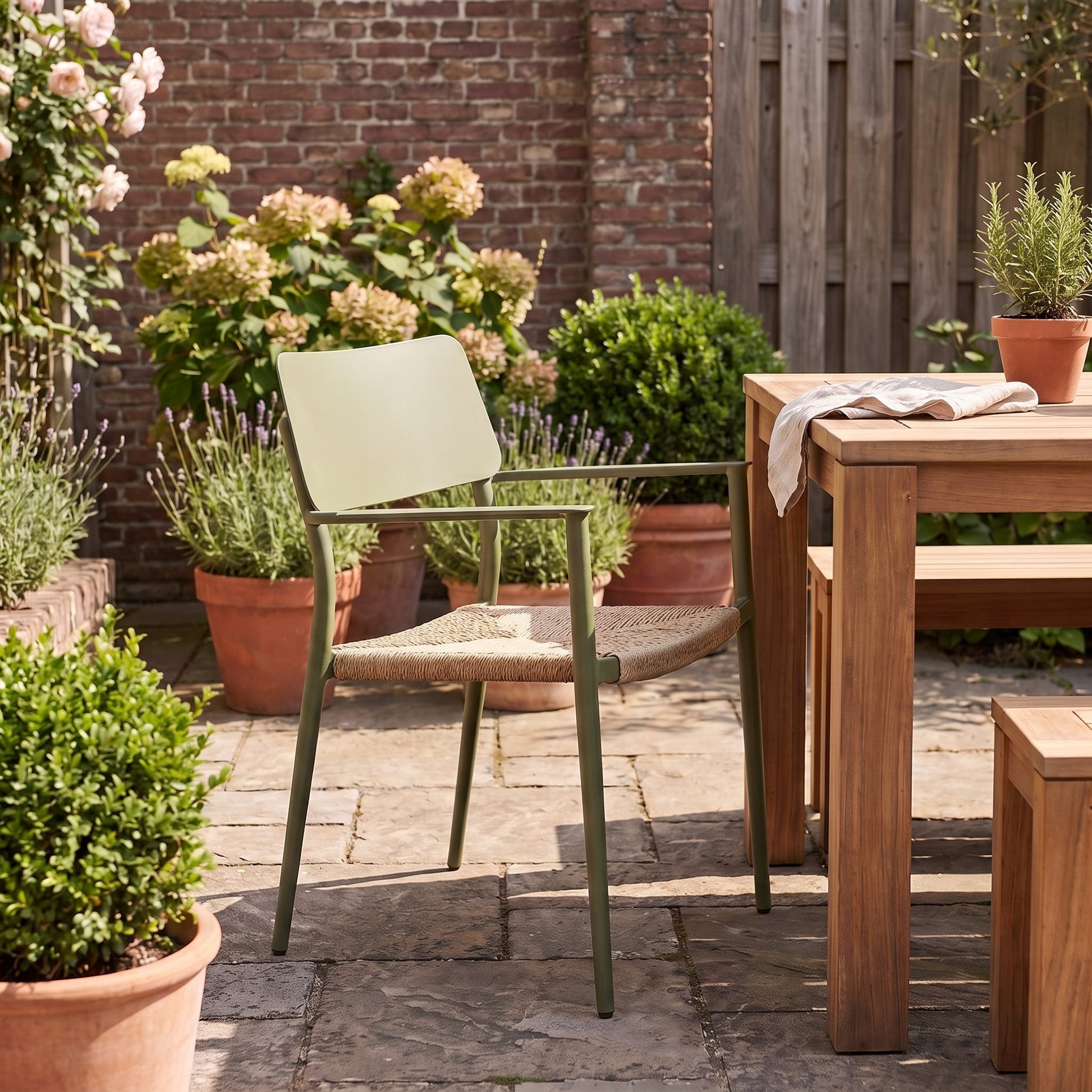 Chester Tuinstoel | Dining - Green in einem stimmungsvollen Garten - Outnest Gartenmöbel