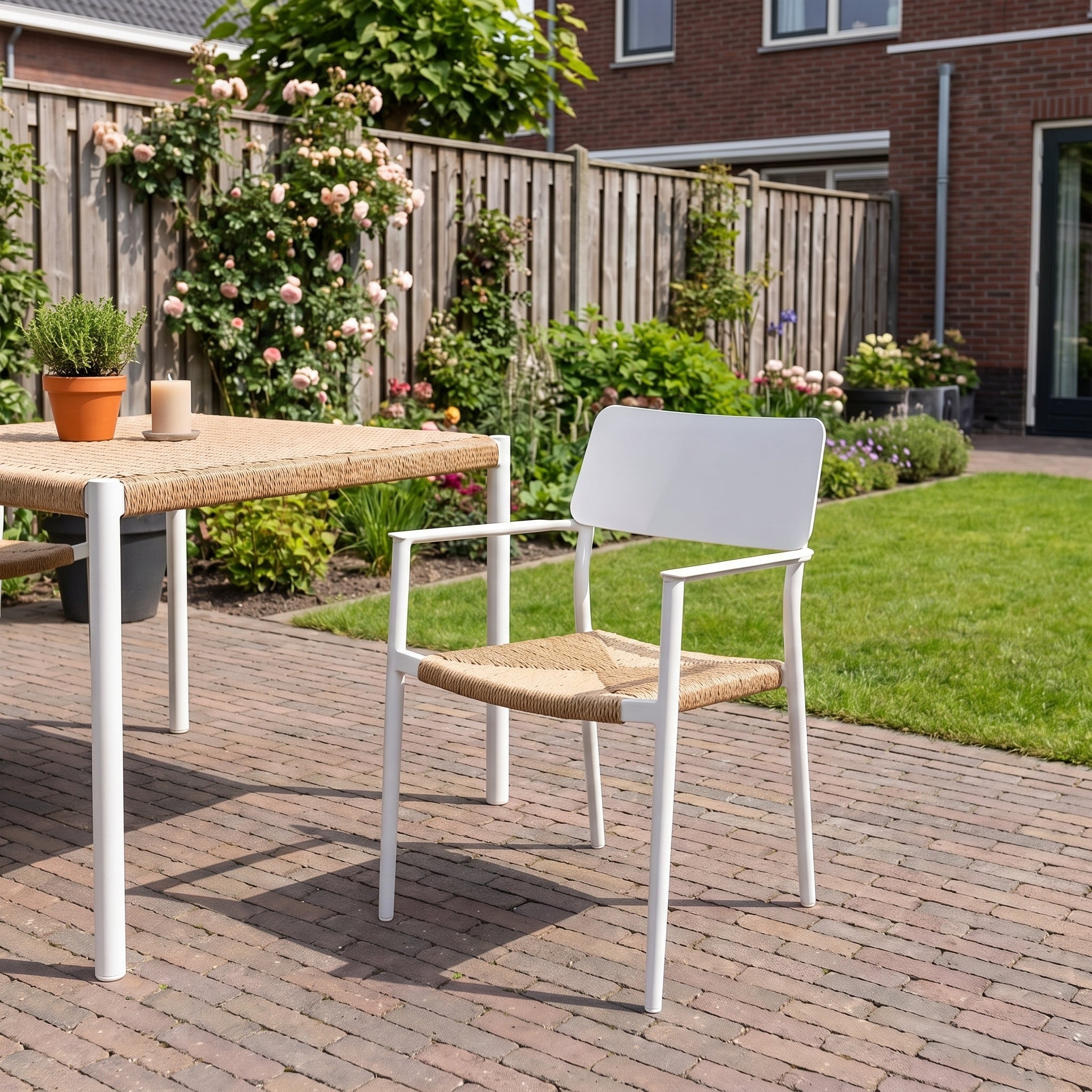 Chester Tuinstoel | Dining - White in einem stimmungsvollen Garten - Outnest Gartenmöbel