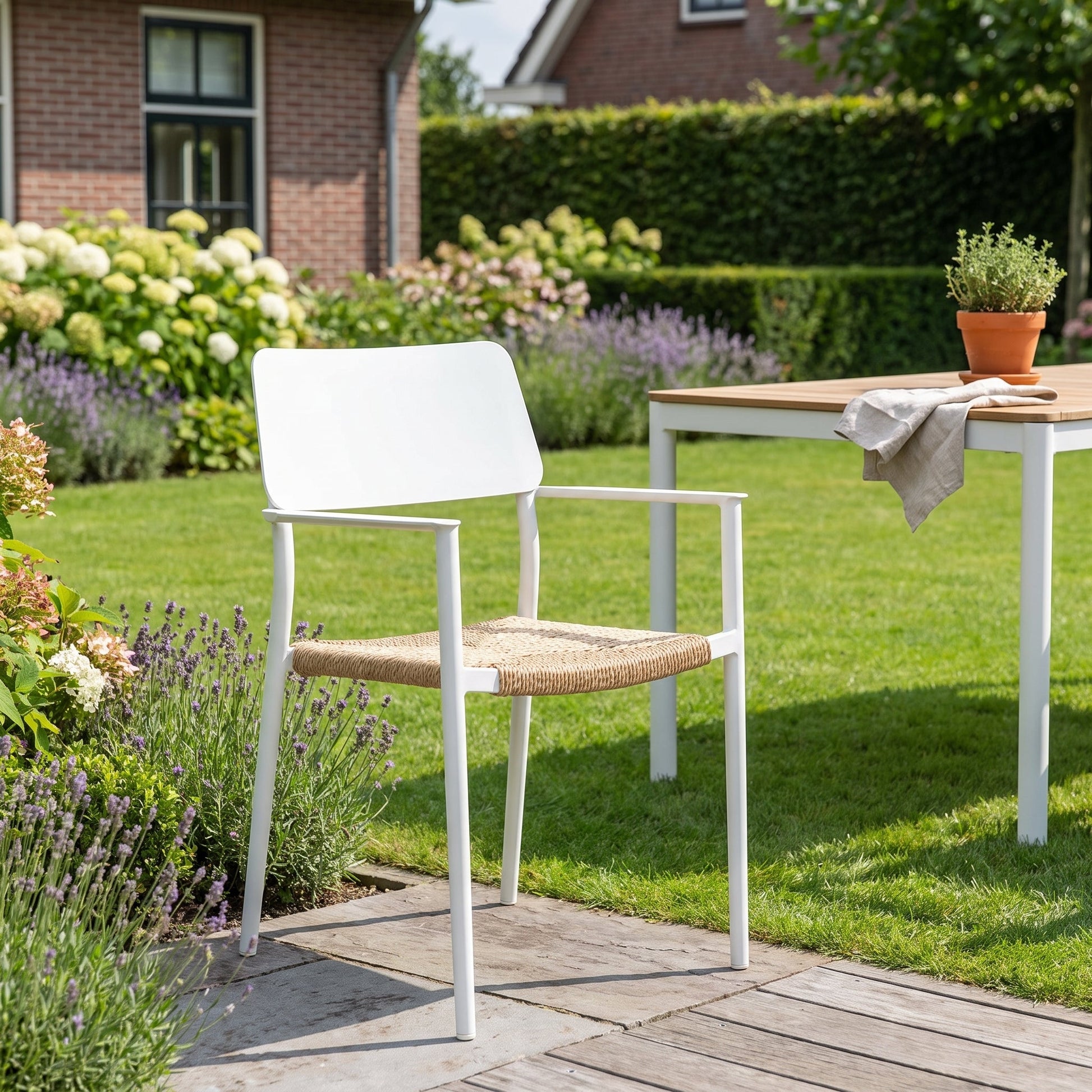 Chester Tuinstoel | Dining - White in einem stimmungsvollen Garten - Outnest Gartenmöbel