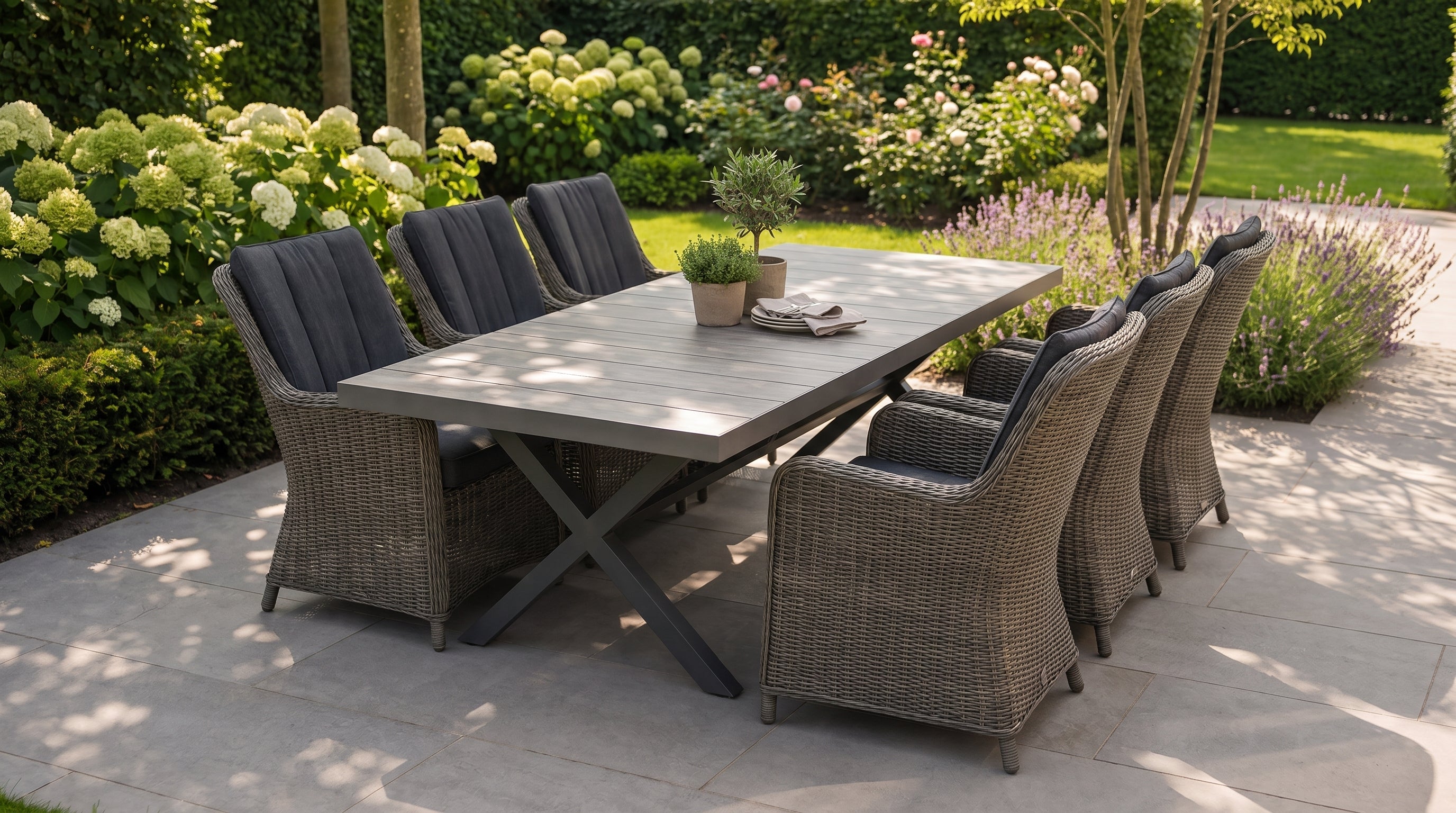 Kompaktes Gartenset auf einer kleinen Terrasse, geeignet für vier Personen