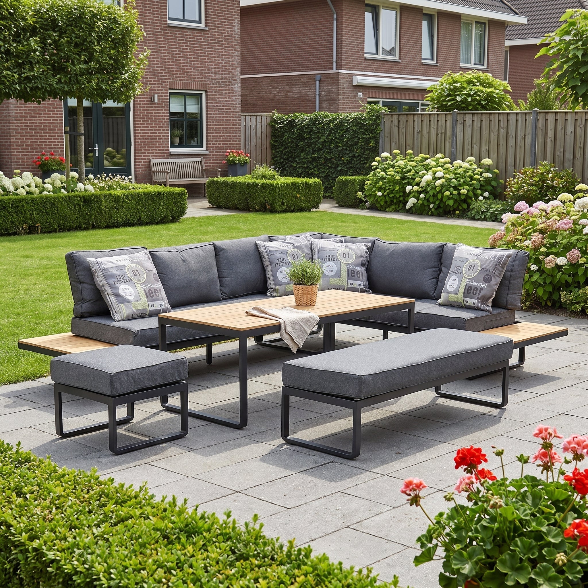 Dallas Hoek Loungeset - Dark Grey / Rechts in einem stimmungsvollen Garten - Outnest Gartenmöbel