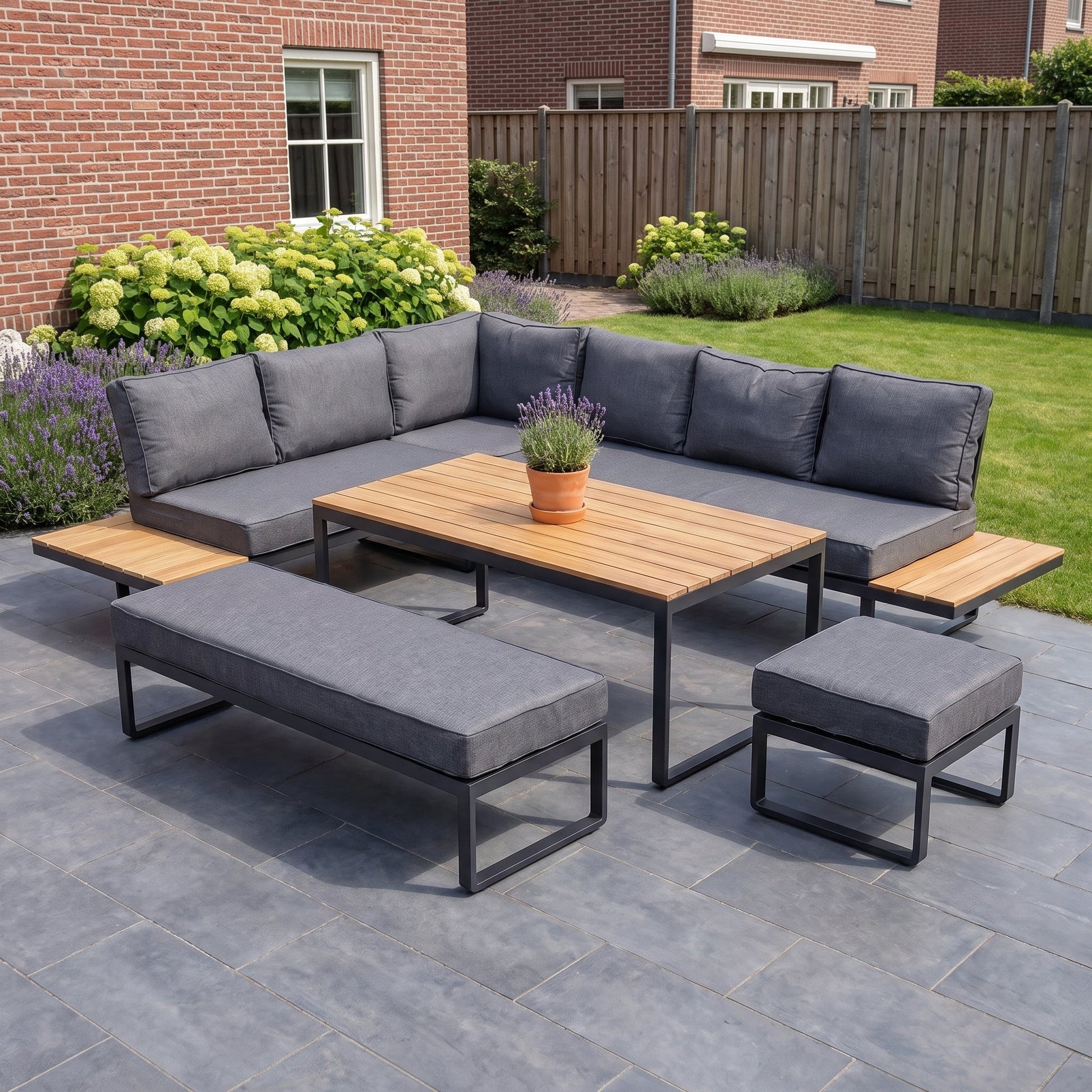 Dallas Hoek Loungeset - Dark Grey / Links in einem stimmungsvollen Garten - Outnest Gartenmöbel