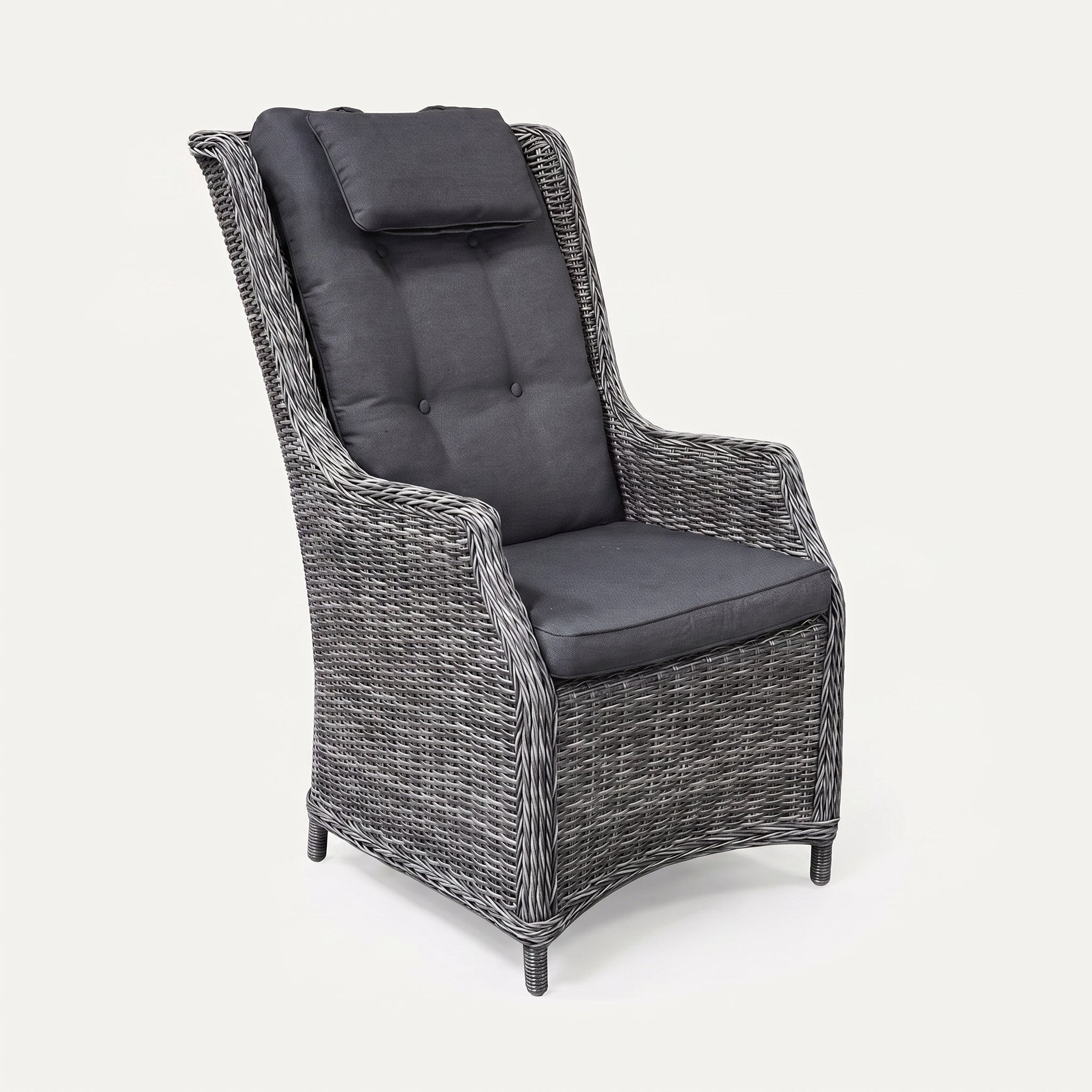 Darwin Tuinstoel | Dining, Hoge Rugleuning - Kobo Grey in einem stimmungsvollen Garten - Outnest Gartenmöbel