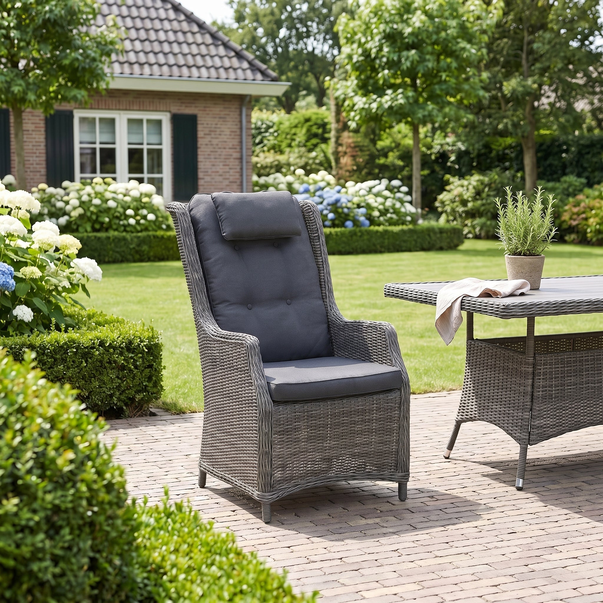 Darwin Tuinstoel | Dining, Hoge Rugleuning - Kobo Grey in einem stimmungsvollen Garten - Outnest Gartenmöbel