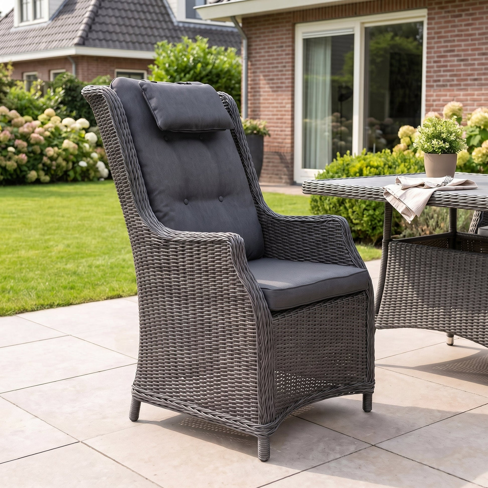 Darwin Tuinstoel | Dining, Hoge Rugleuning - Rock Grey in einem stimmungsvollen Garten - Outnest Gartenmöbel