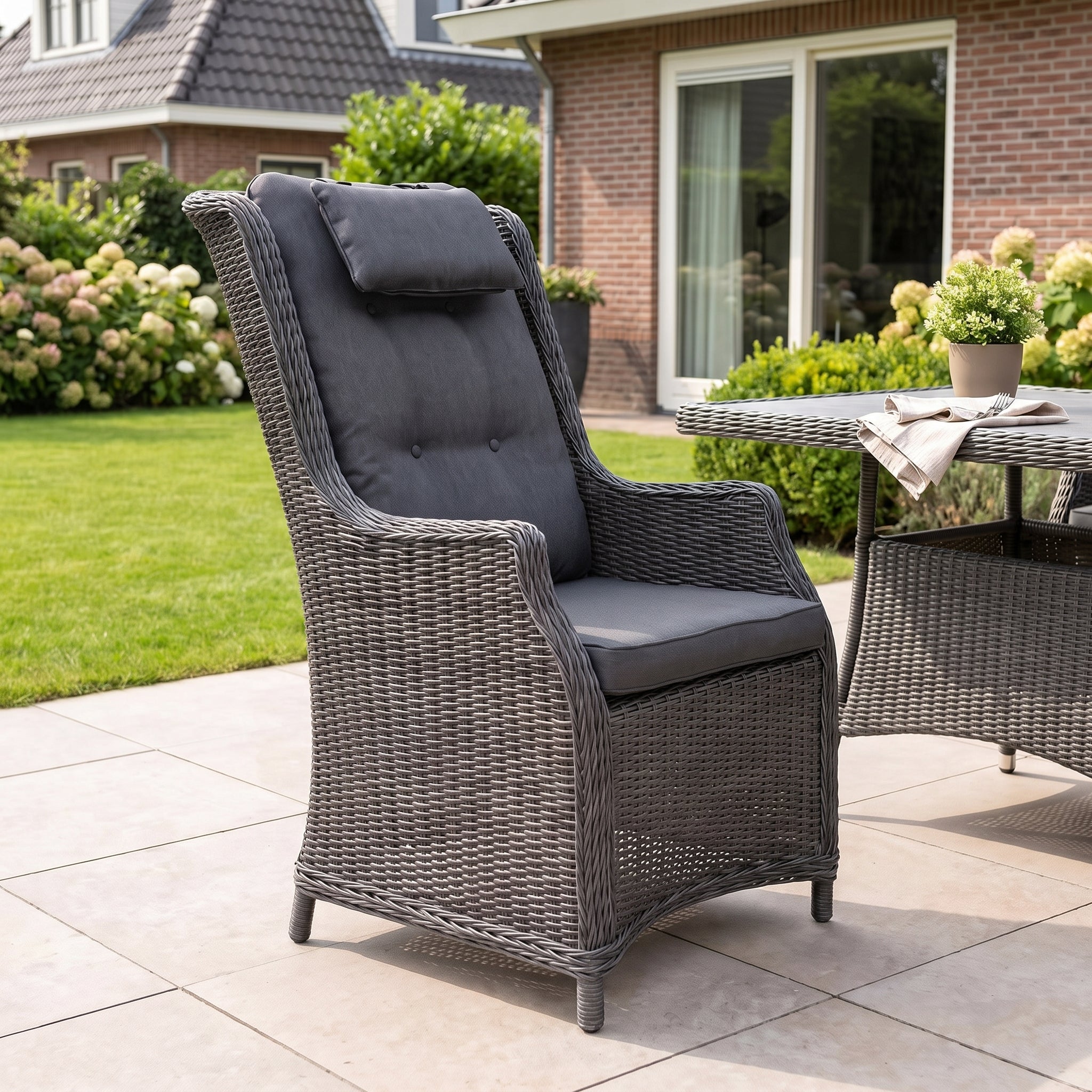 Darwin Tuinstoel | Dining, Hoge Rugleuning - Rock Grey in einem stimmungsvollen Garten - Outnest Gartenmöbel