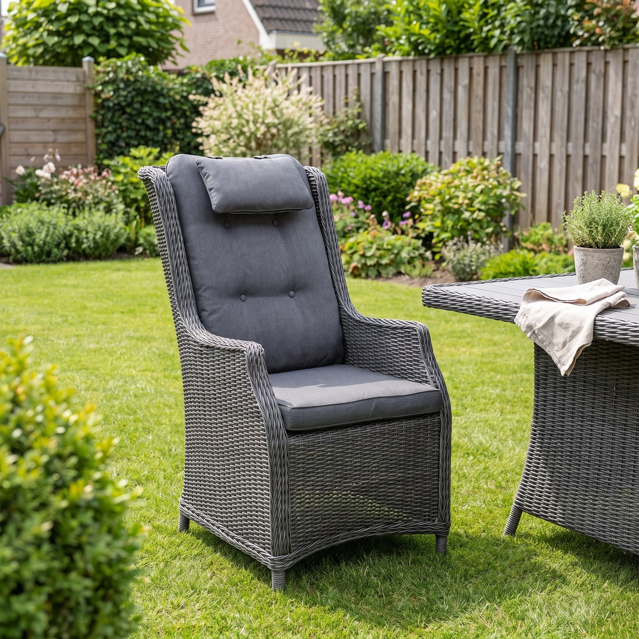 Darwin Tuinstoel | Dining, Hoge Rugleuning - Rock Grey in einem stimmungsvollen Garten - Outnest Gartenmöbel