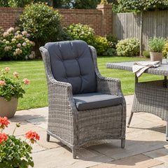 Darwin Tuinstoel | Dining - Kobo Grey in einem stimmungsvollen Garten - Outnest Gartenmöbel