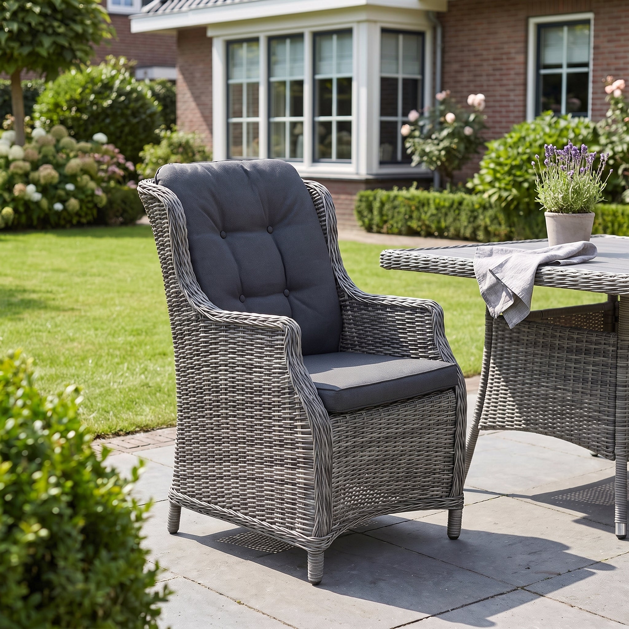 Darwin Tuinstoel | Dining - Kobo Grey in einem stimmungsvollen Garten - Outnest Gartenmöbel