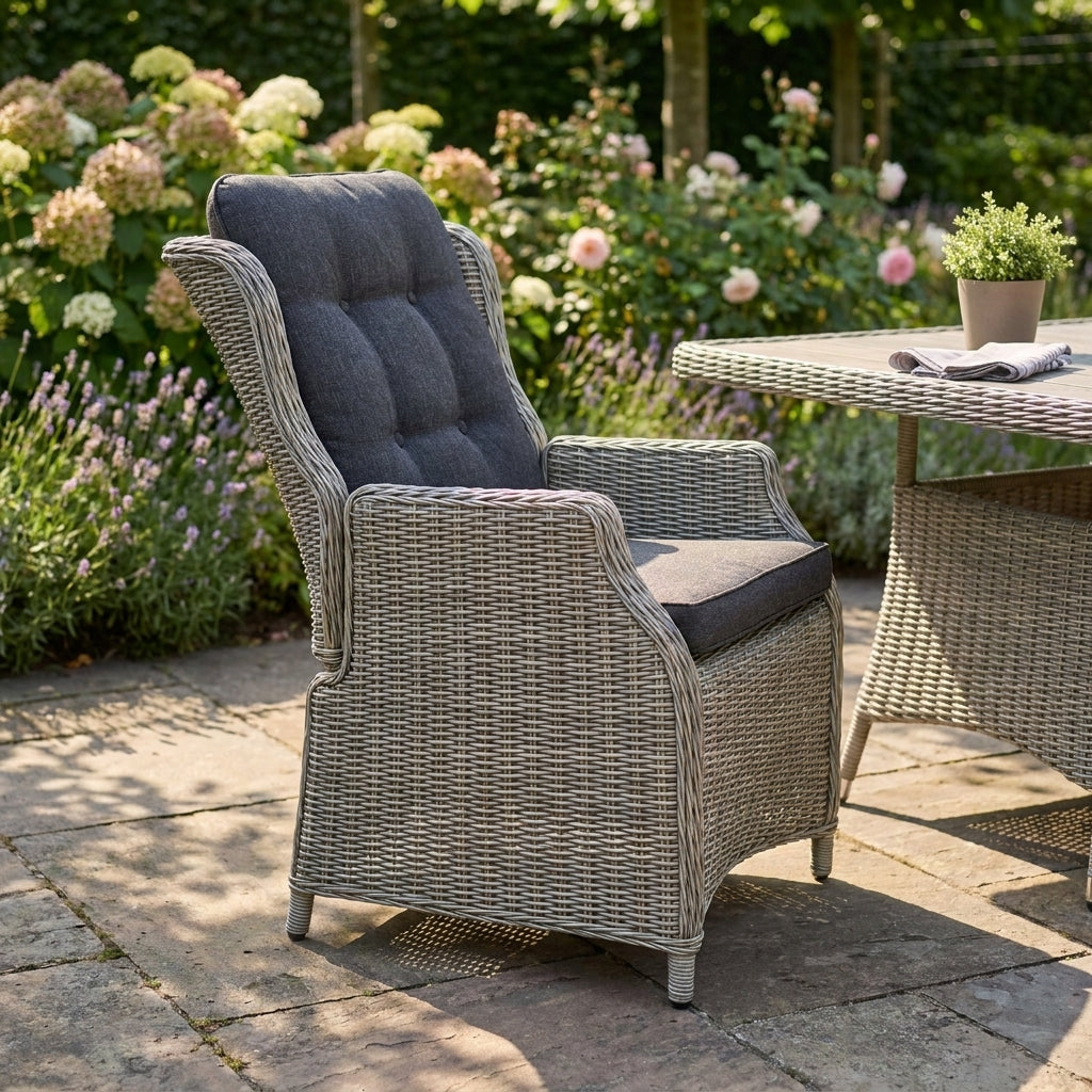 Darwin Verstellbarer Gartenstuhl - Light Kobo Grey in einem stimmungsvollen Garten - Outnest