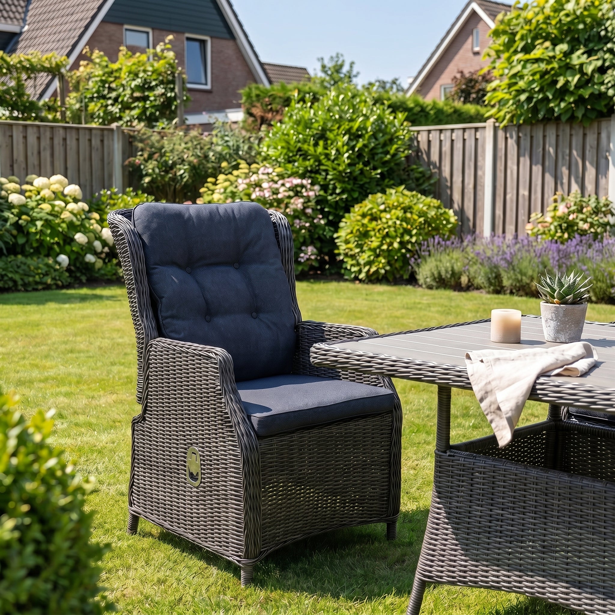 Darwin Verstelbare Tuinstoel | Dining - Rock Grey in einem stimmungsvollen Garten - Outnest Gartenmöbel