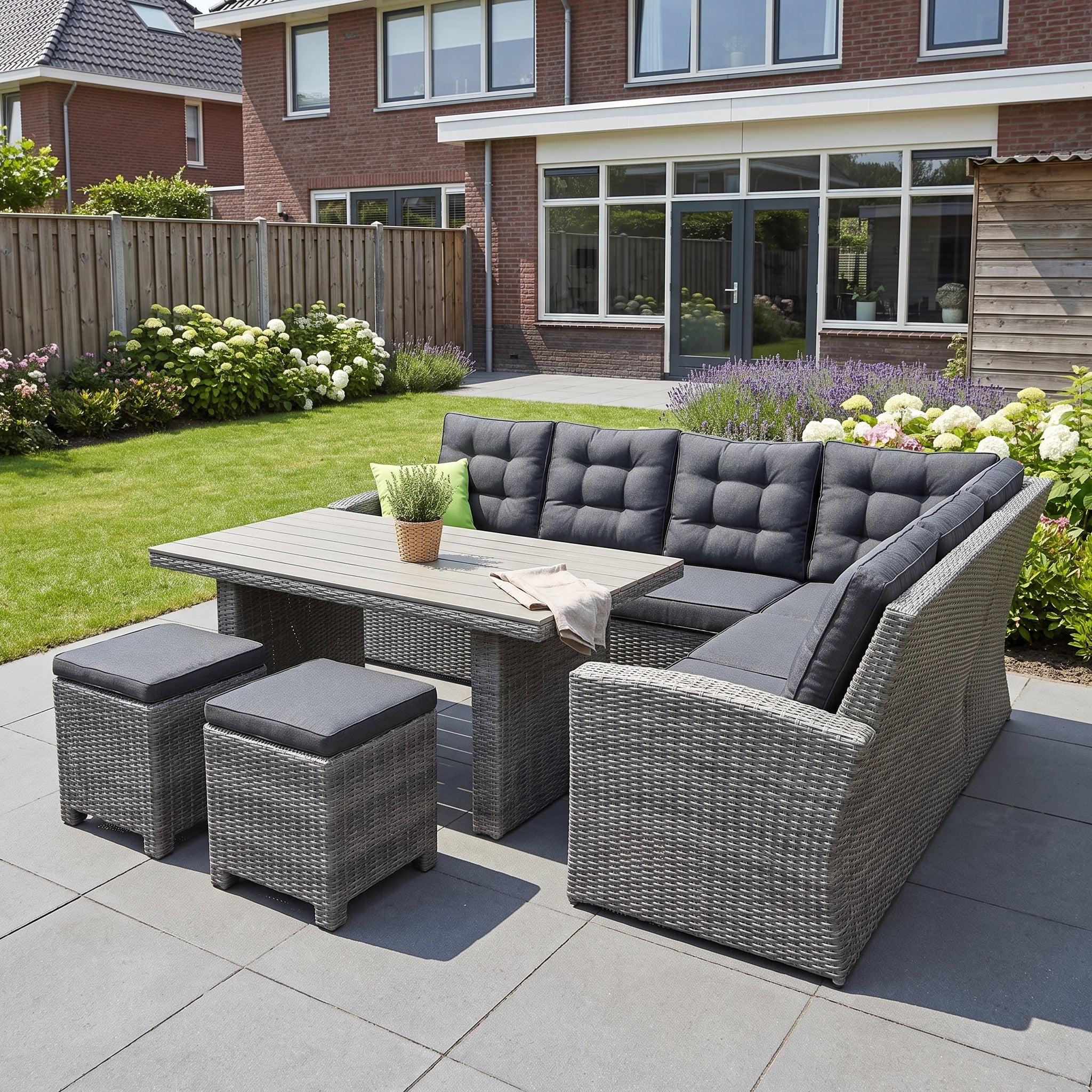 Denver Dining Loungeset - Natural Grey / Polywood in einem stimmungsvollen Garten - Outnest Gartenmöbel