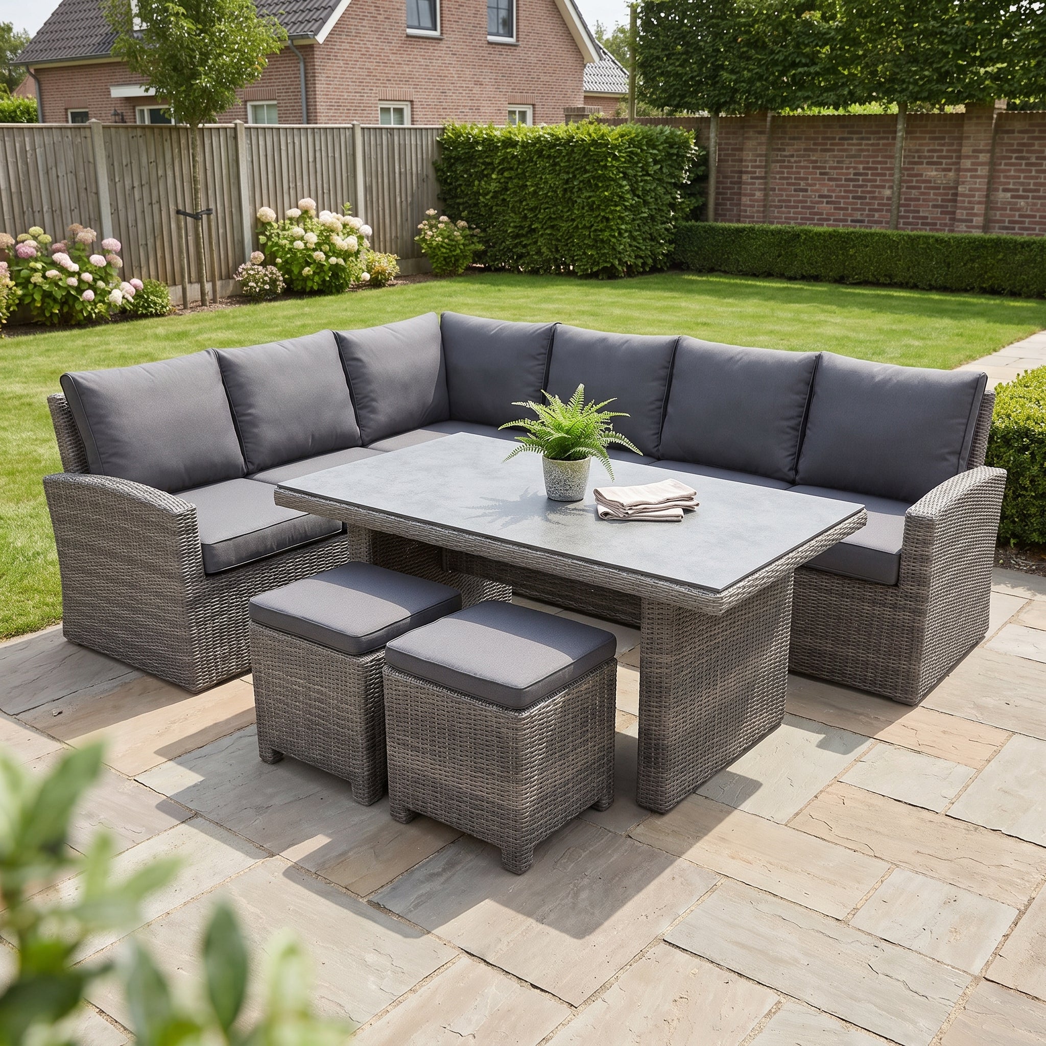 Denver Dining Loungeset - Spraystone / Kobo Grey in einem stimmungsvollen Garten - Outnest Gartenmöbel