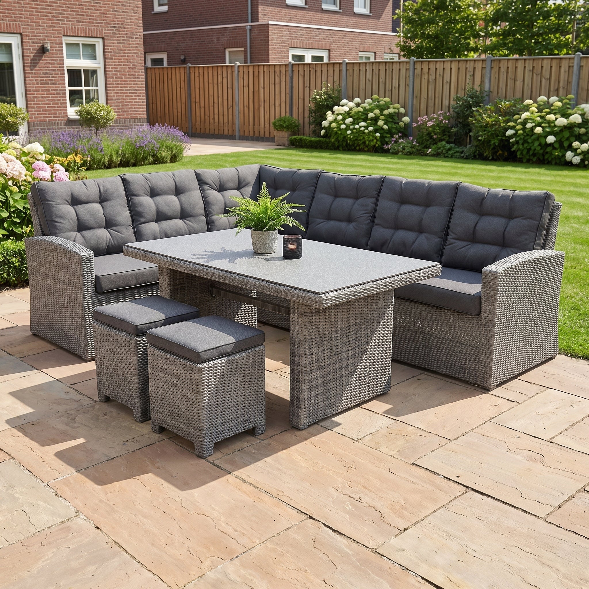 Denver Dining Loungeset - Spraystone / Natural Grey in einem stimmungsvollen Garten - Outnest Gartenmöbel