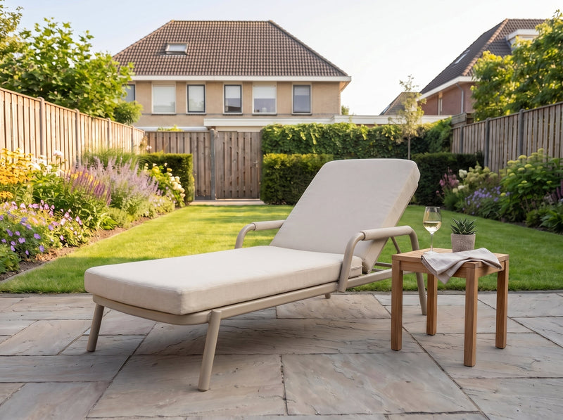 Egina Ligbed - Beige in einem stimmungsvollen Garten - Outnest Gartenmöbel