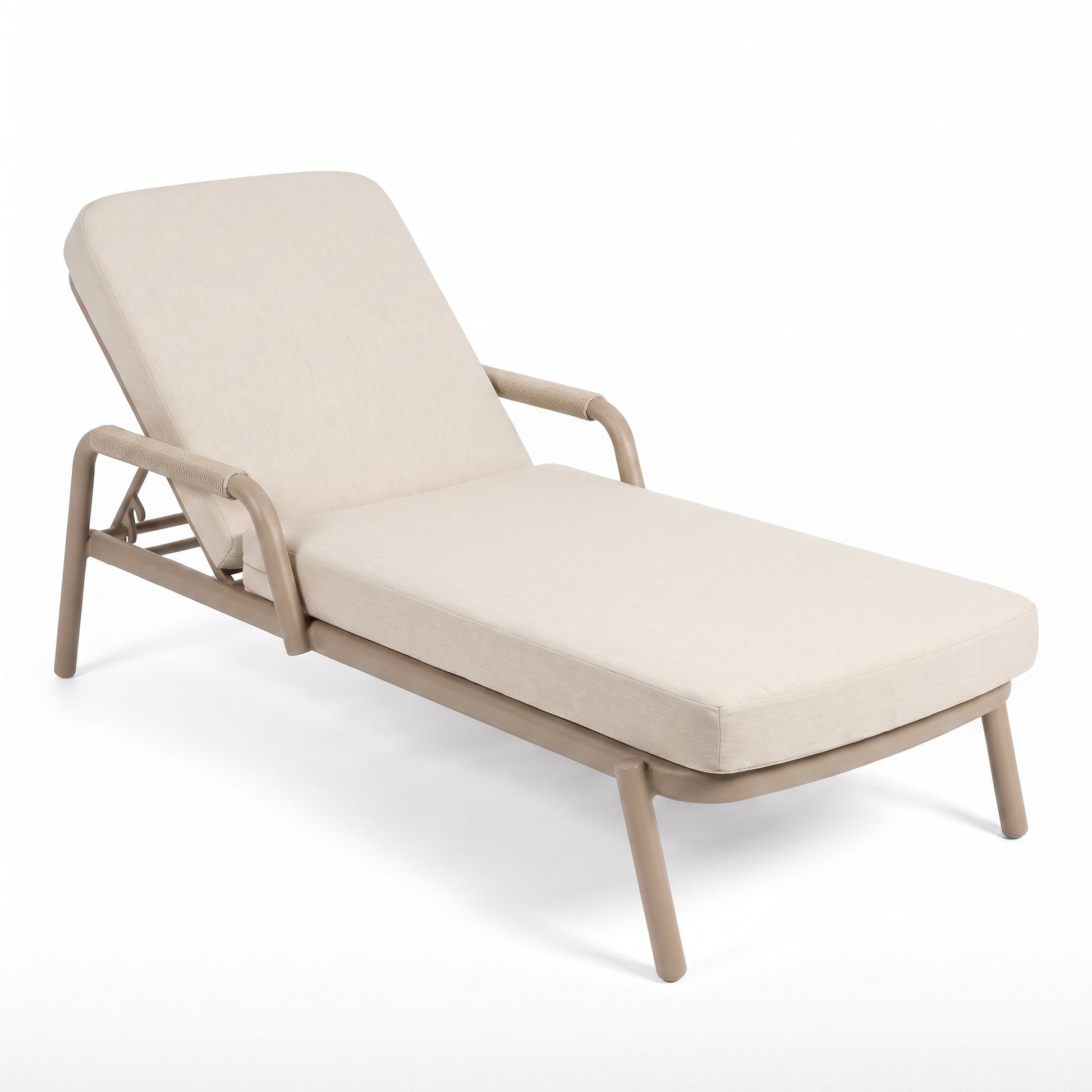 Egina Ligbed - Beige in einem stimmungsvollen Garten - Outnest Gartenmöbel