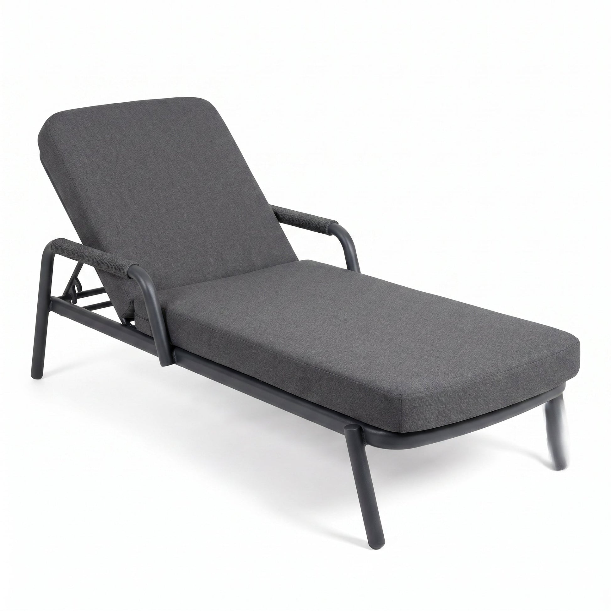 Egina Ligbed - Dark Grey in einem stimmungsvollen Garten - Outnest Gartenmöbel