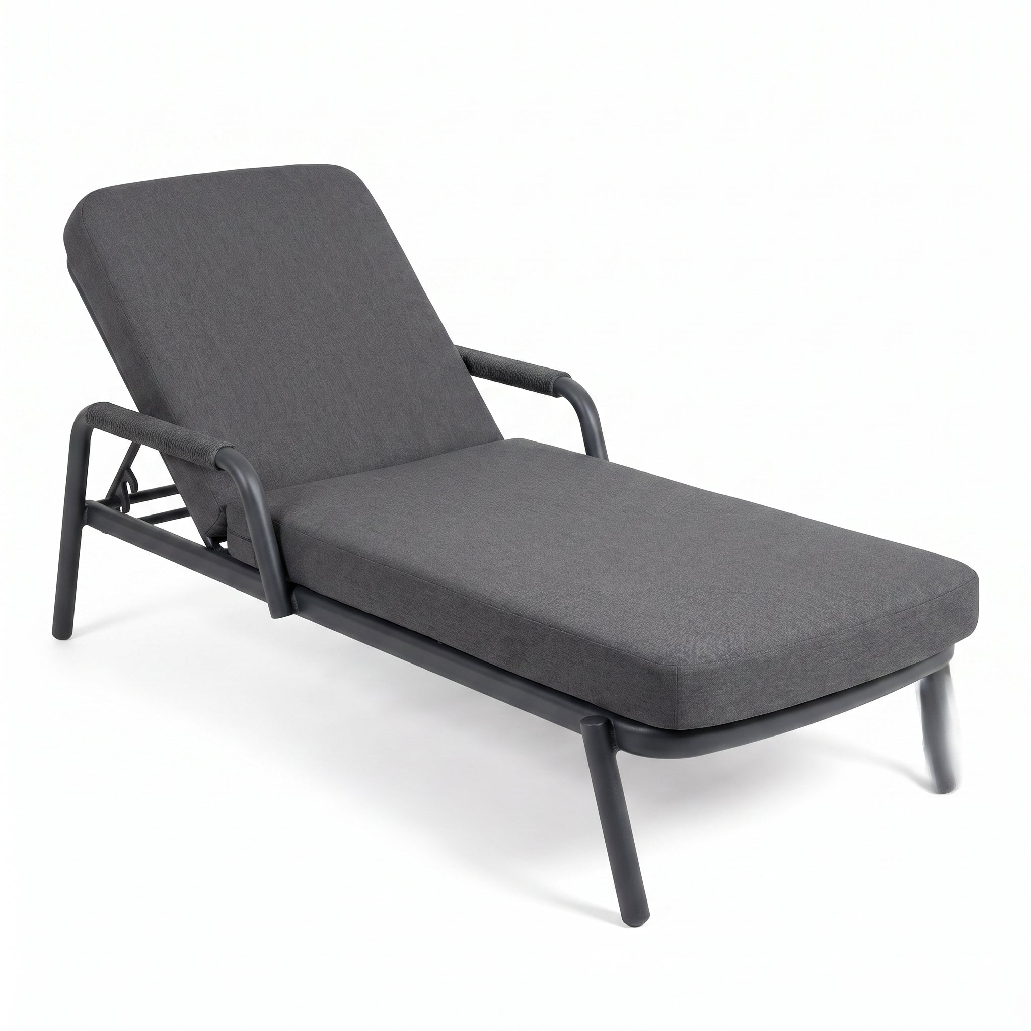 Egina Ligbed - Dark Grey in einem stimmungsvollen Garten - Outnest Gartenmöbel