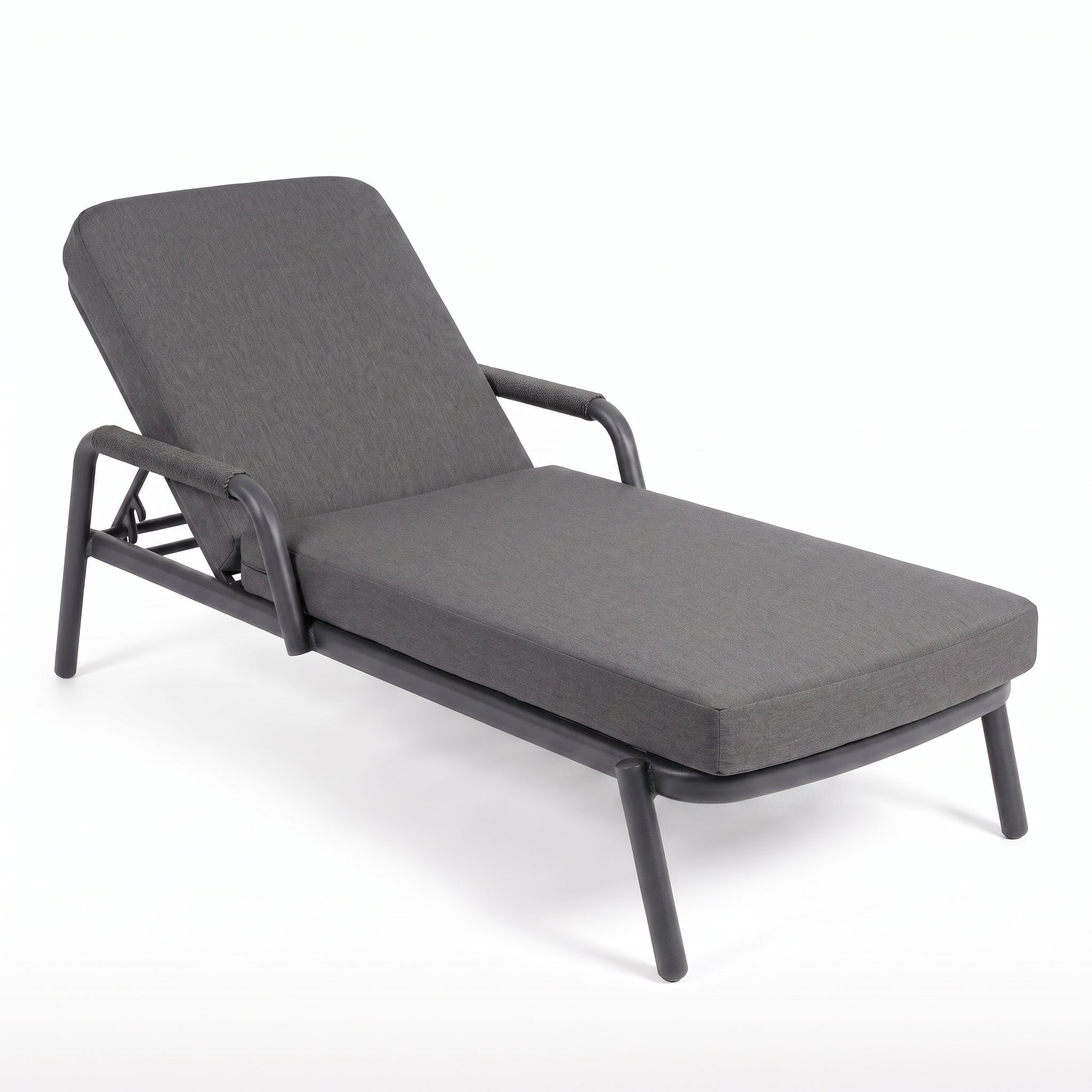 Egina Ligbed - Dark Grey in einem stimmungsvollen Garten - Outnest Gartenmöbel