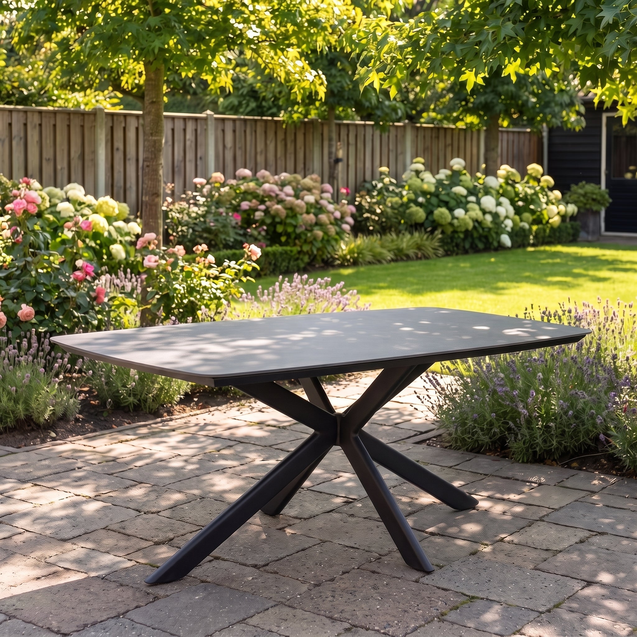 Egina Gartentisch 220 cm Keramikplatte schwarz in einem stimmungsvollen Garten - Outnest Gartenmöbel