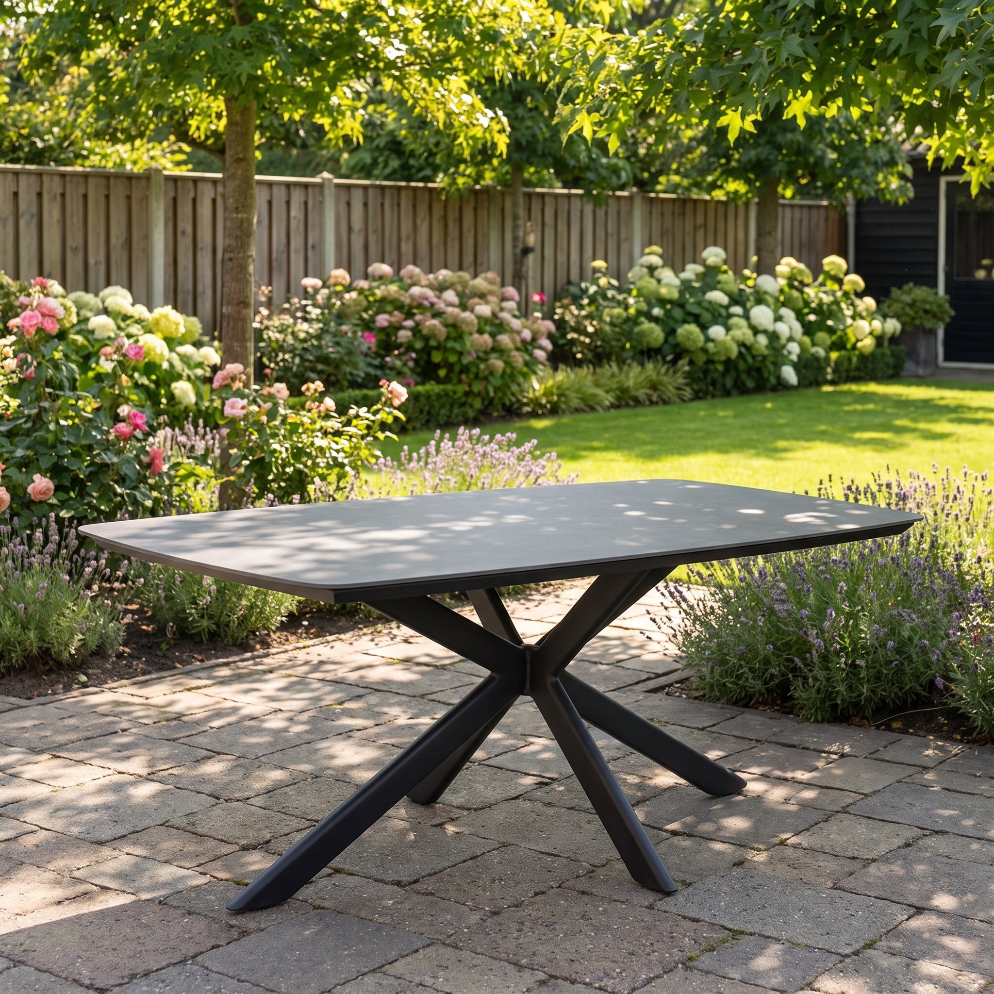 Egina Tuintafel 220 cm - Keramisch blad zwart in einem stimmungsvollen Garten - Outnest Gartenmöbel