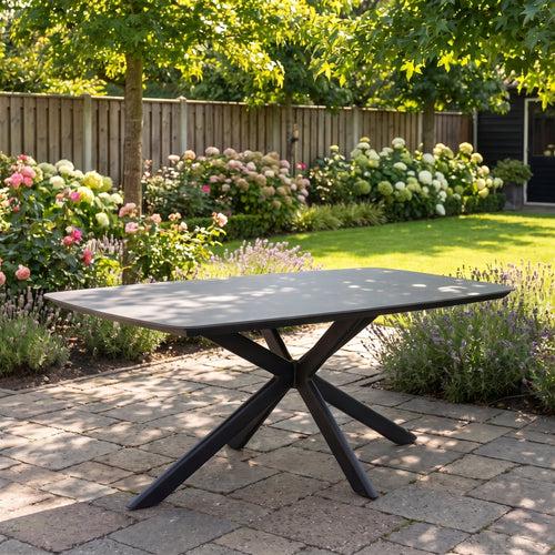 Egina Tuintafel 220 cm - Keramisch blad zwart in einem stimmungsvollen Garten - Outnest Gartenmöbel