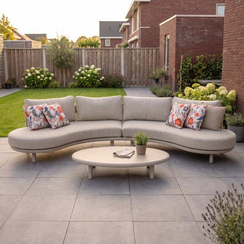 Elis Hoek Loungeset - Beige in einem stimmungsvollen Garten - Outnest Gartenmöbel