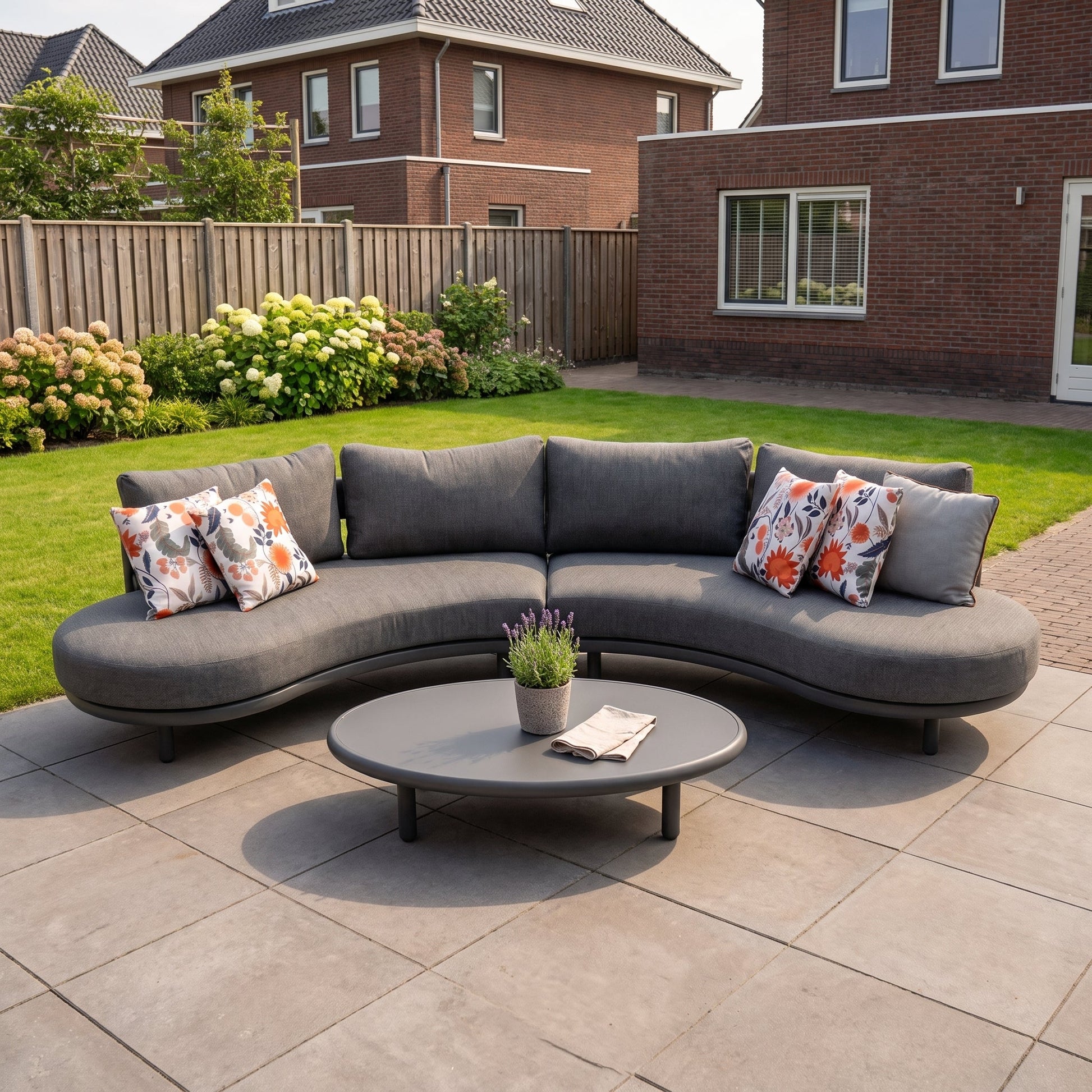 Elis Hoek Loungeset - Black in einem stimmungsvollen Garten - Outnest Gartenmöbel
