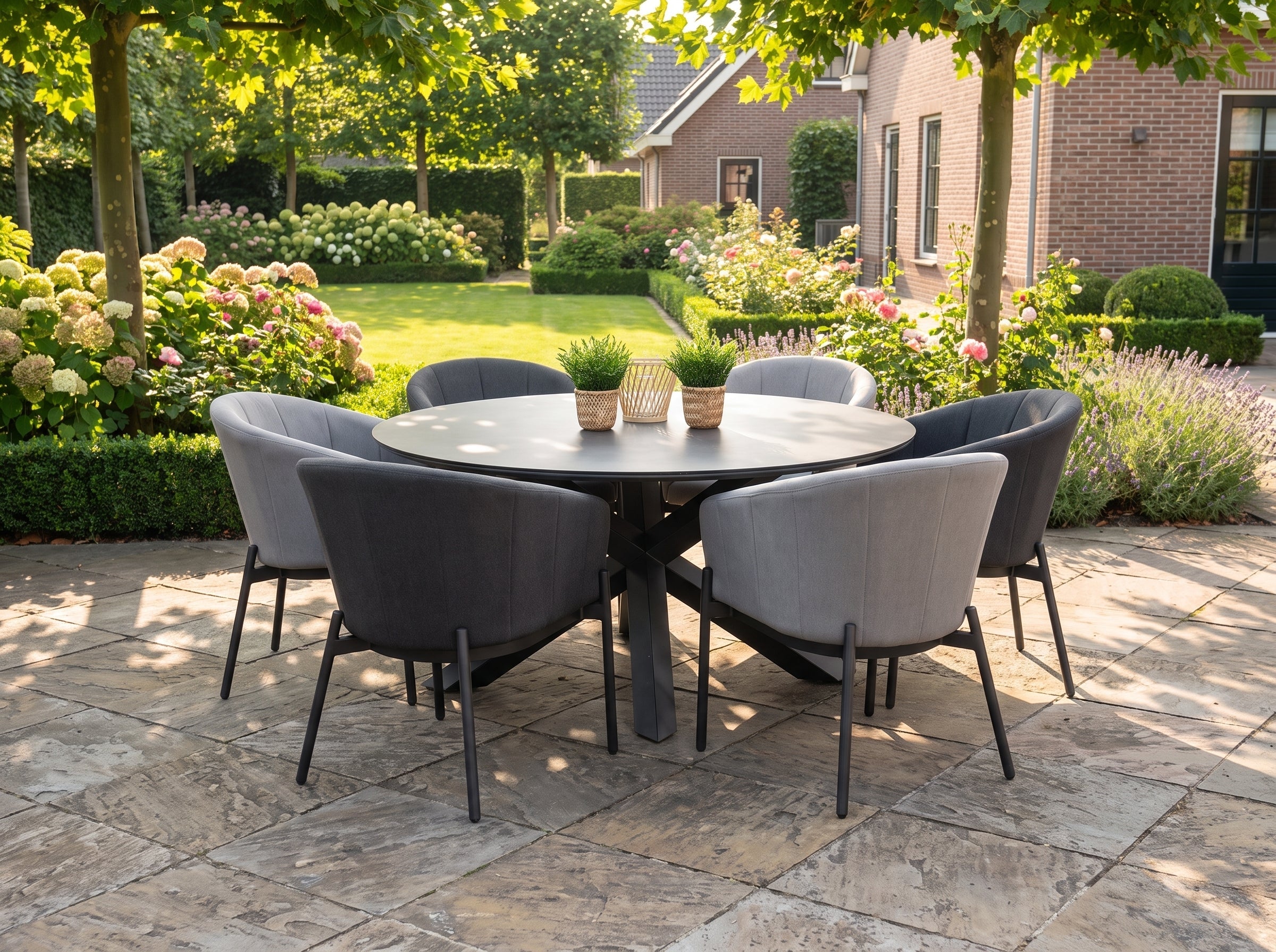 Firenze-Biscayne Tuinset 6 Personen - Keramisch blad / Anthracite / Beige in einem stimmungsvollen Garten - Outnest