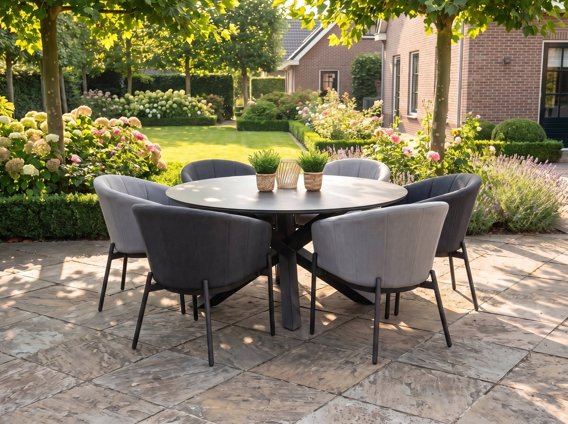 Firenze-Biscayne Tuinset 6 Personen - Keramisch blad / Anthracite / Beige in einem stimmungsvollen Garten - Outnest