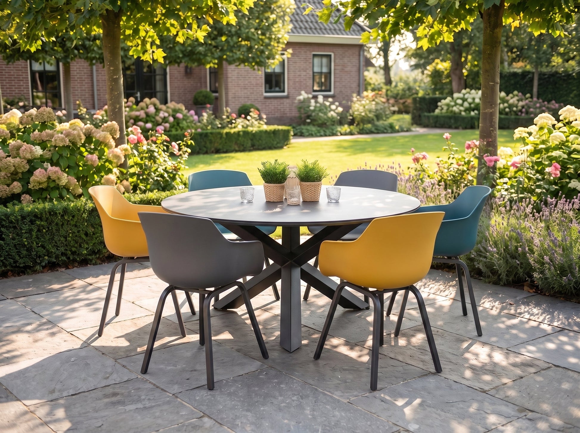 Firenze-Bristol Tuinset 6 Personen - Keramisch blad / 2X Anthracite - 2X Yellow - 2X Green in einem stimmungsvollen Garten