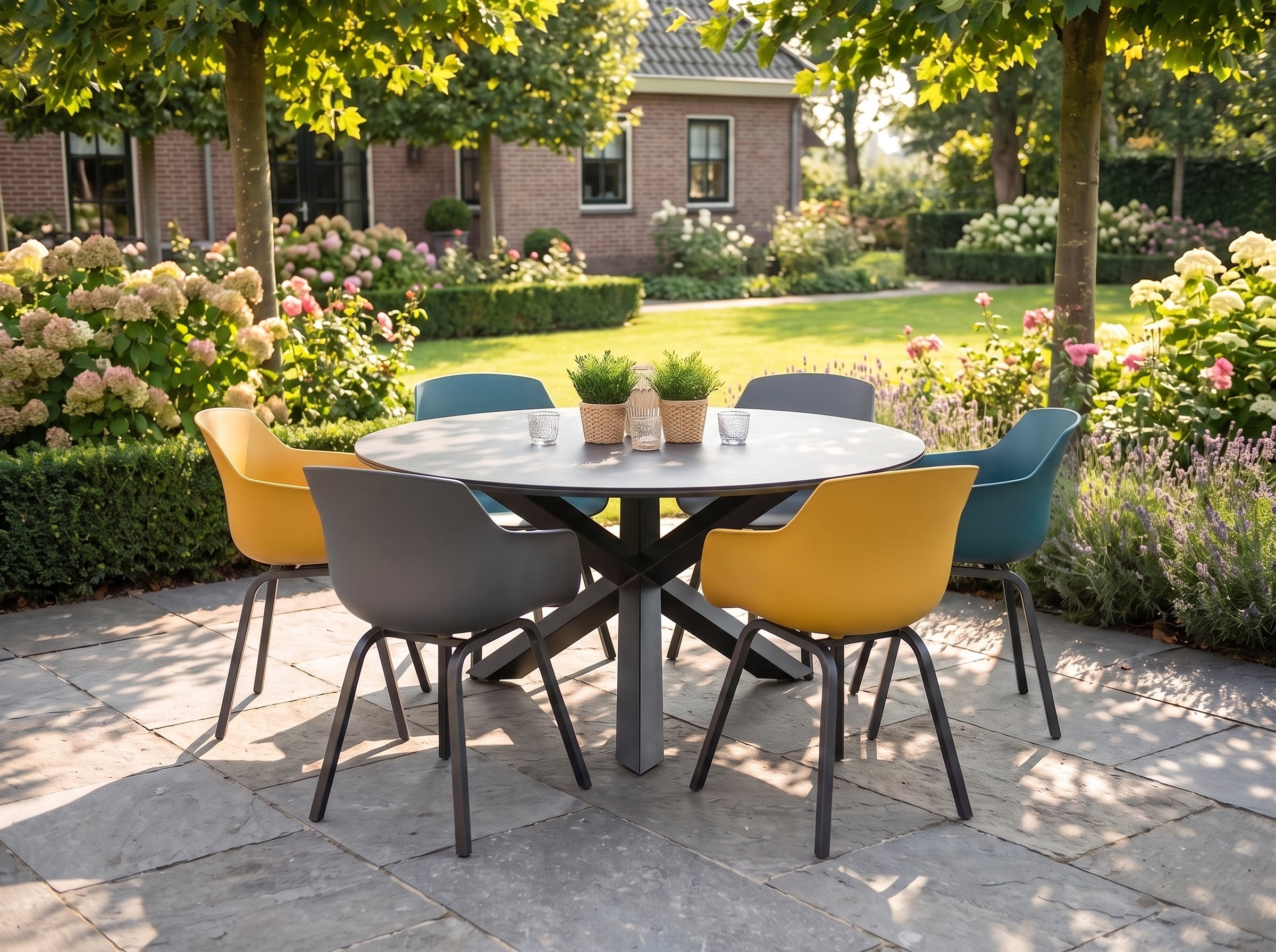 Firenze-Bristol Tuinset 6 Personen - Keramisch blad / 2X Anthracite - 2X Yellow - 2X Green in einem stimmungsvollen Garten