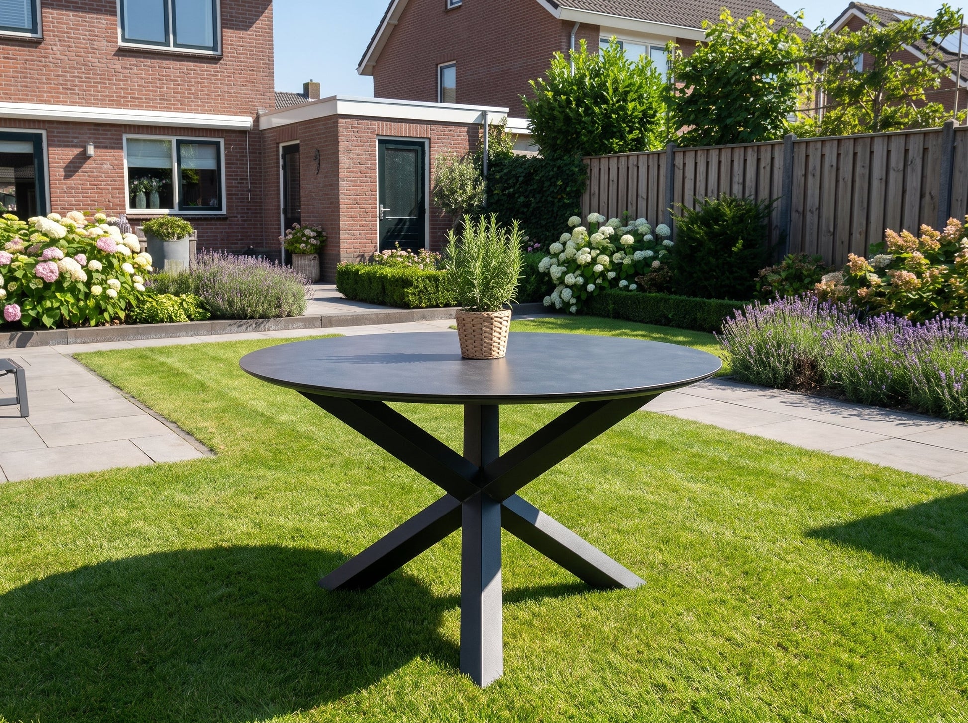 Firenze Ronde Tuintafel 150 cm - Keramisch blad Dark Grey in einem stimmungsvollen Garten - Outnest Gartenmöbel