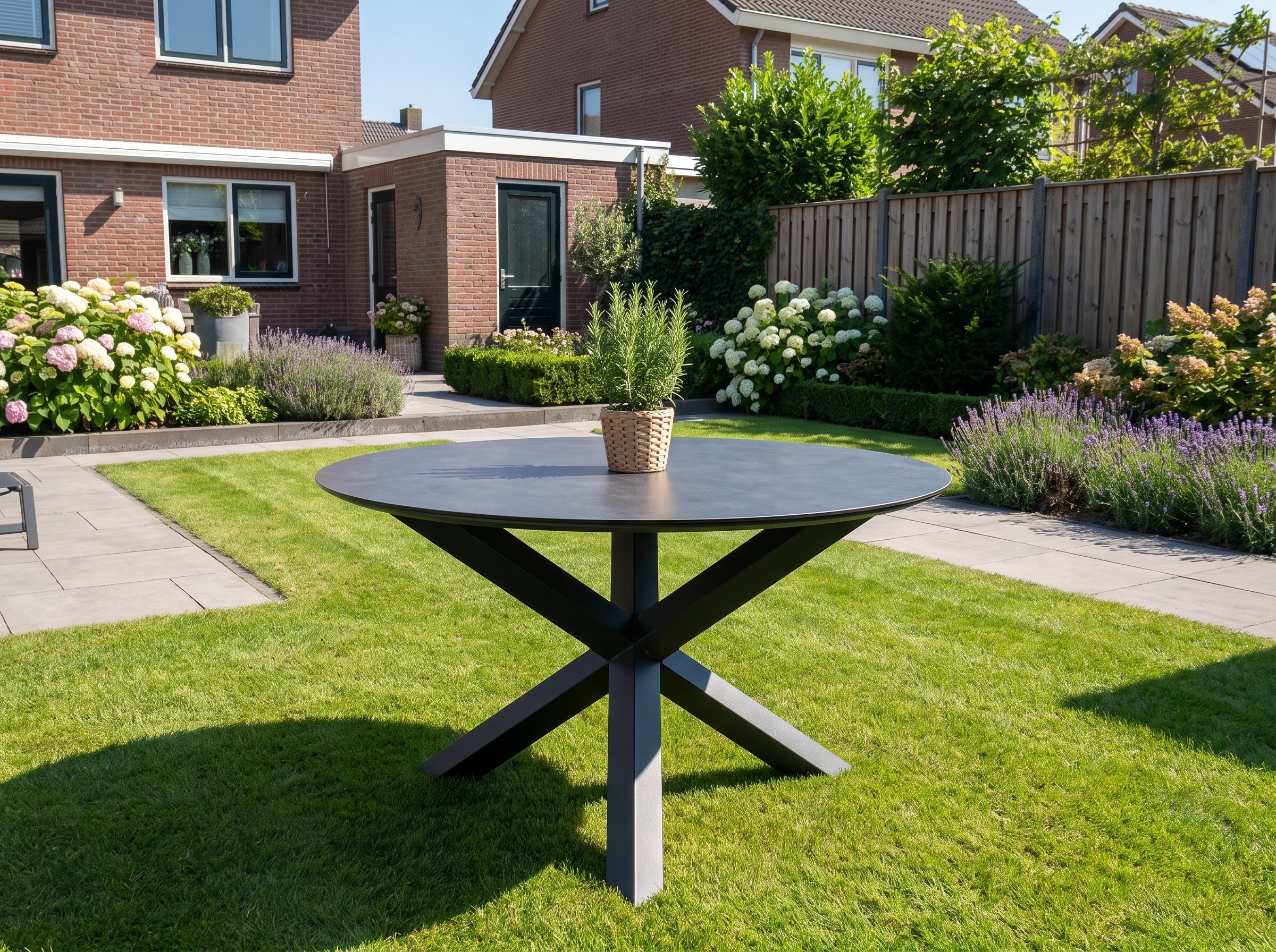 Firenze Ronde Tuintafel 150 cm - Keramisch blad Dark Grey in einem stimmungsvollen Garten - Outnest Gartenmöbel