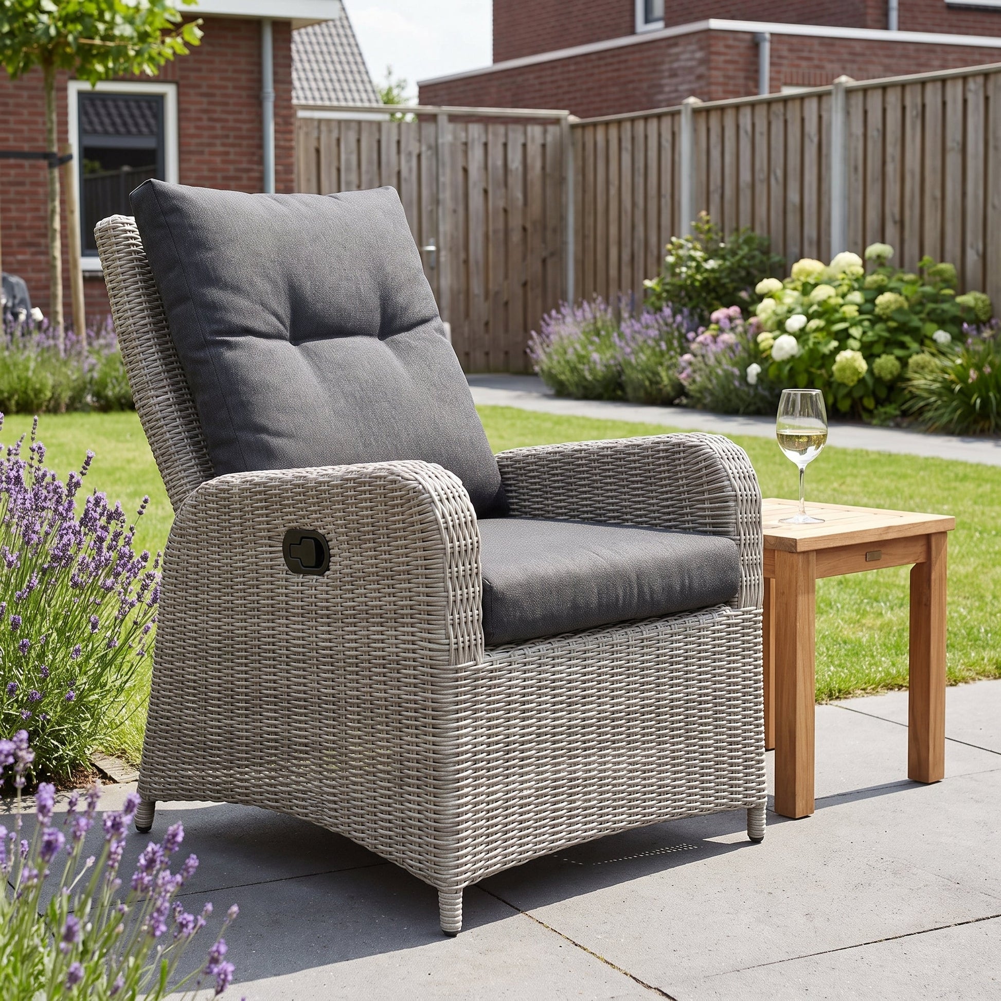 Florida Loungestoel - Light Kobo Grey in einem stimmungsvollen Garten - Outnest Gartenmöbel