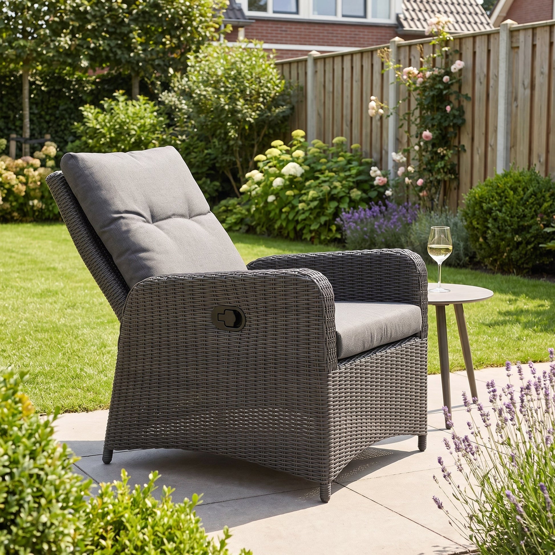 Florida Loungestoel - Rock Grey in einem stimmungsvollen Garten - Outnest Gartenmöbel