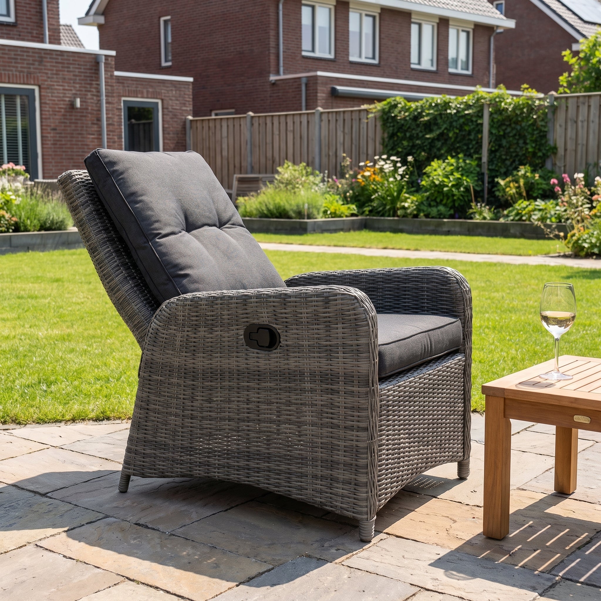 Florida Loungestoel - Kobo Grey in einem stimmungsvollen Garten - Outnest Gartenmöbel