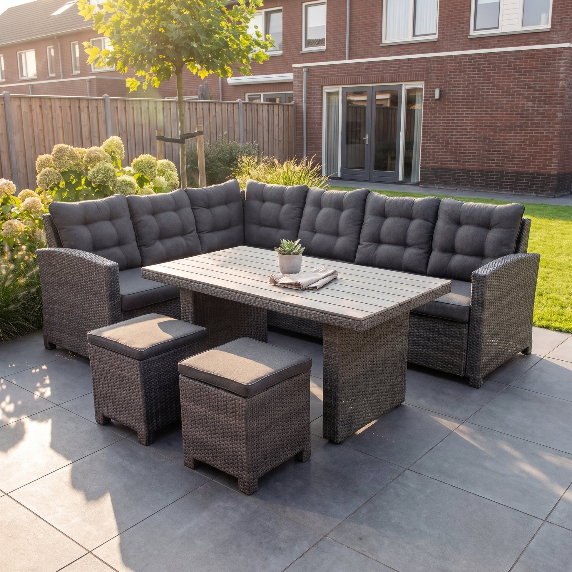 Las Palmas Dining Loungeset - Dark Grey / Hoge tafel, polywood / Links in einem stimmungsvollen Garten - Outnest Gartenmöbel