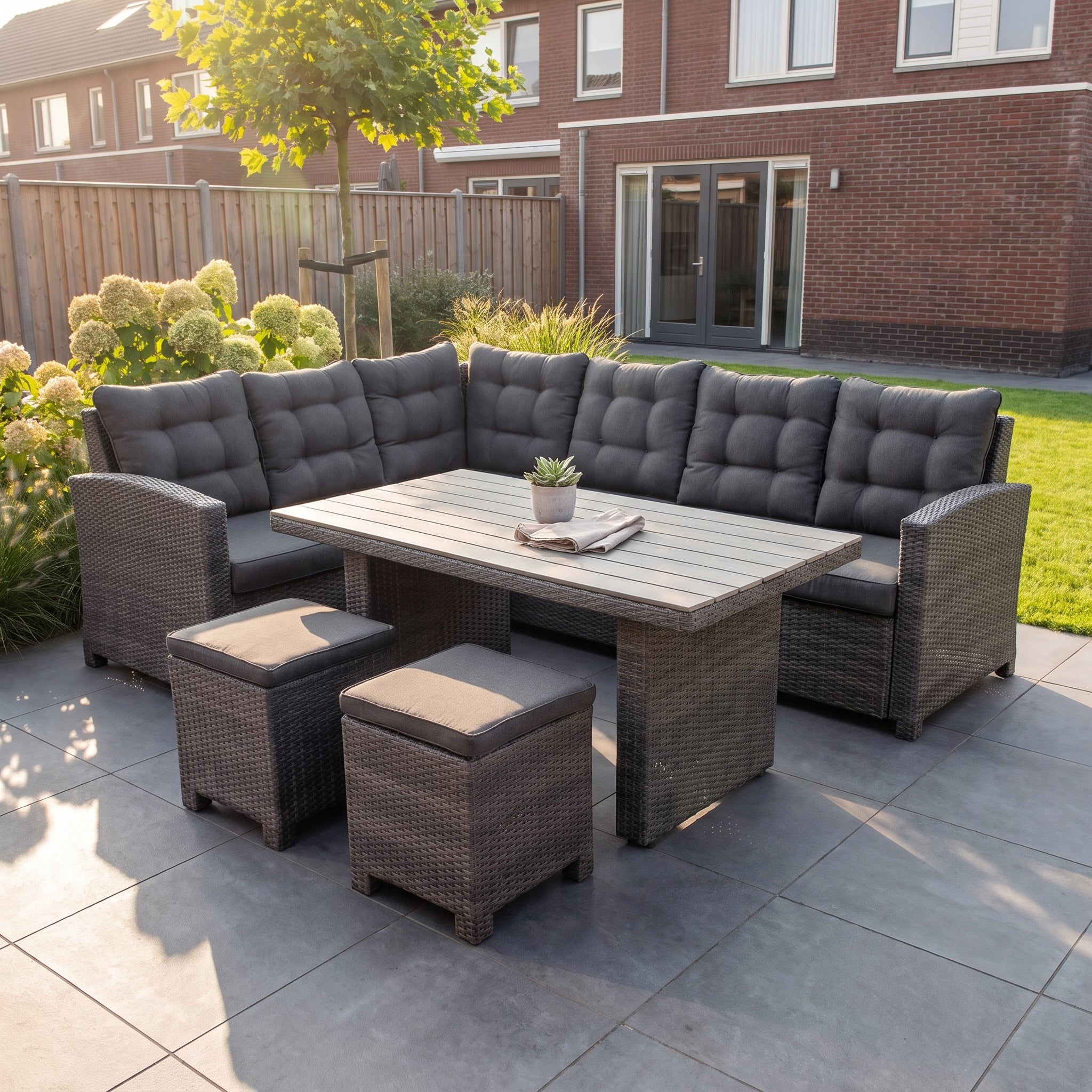 Las Palmas Dining Loungeset - Dark Grey / Hoge tafel, polywood / Links in einem stimmungsvollen Garten - Outnest Gartenmöbel