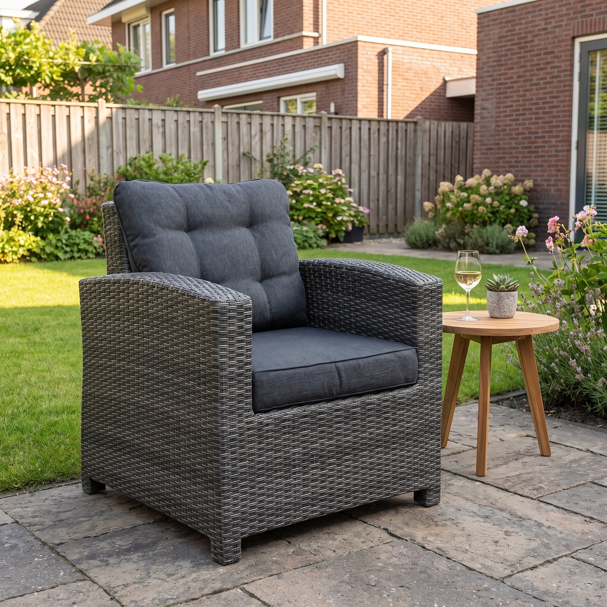 Las Palmas Loungestoel - Dark Grey in einem stimmungsvollen Garten - Outnest Gartenmöbel