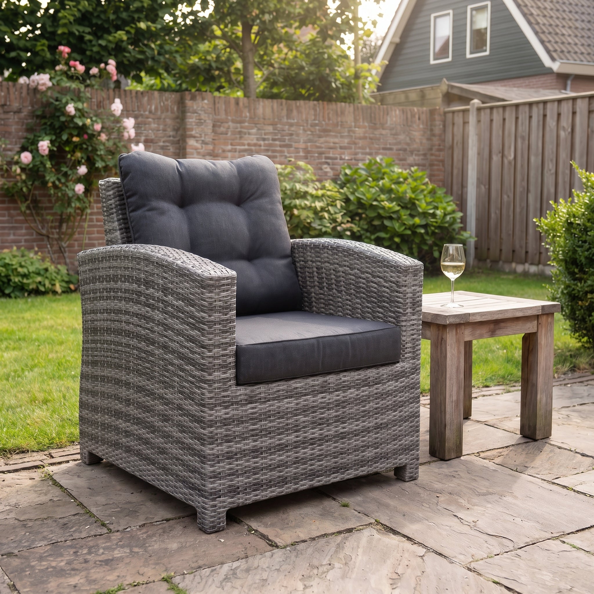 Las Palmas Loungestoel - Light Grey in einem stimmungsvollen Garten - Outnest Gartenmöbel