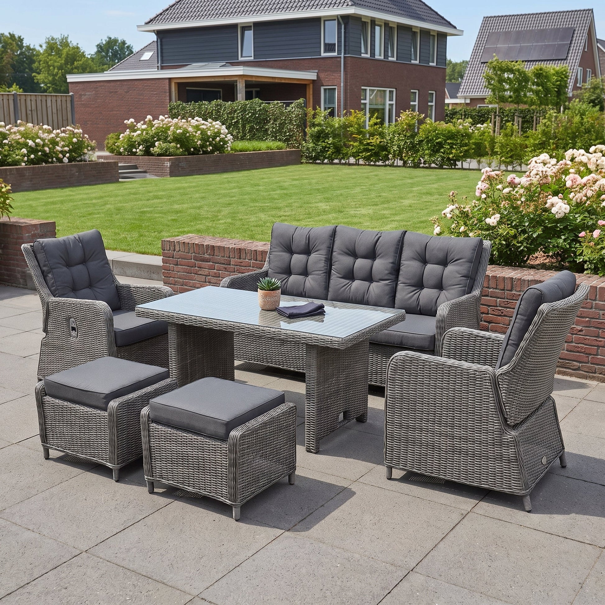 Madrid Verstelbare Dining Loungeset 3-zits + 2 stoelen - Glas / Kobo Grey / Hoog in einem stimmungsvollen Garten - Outnest