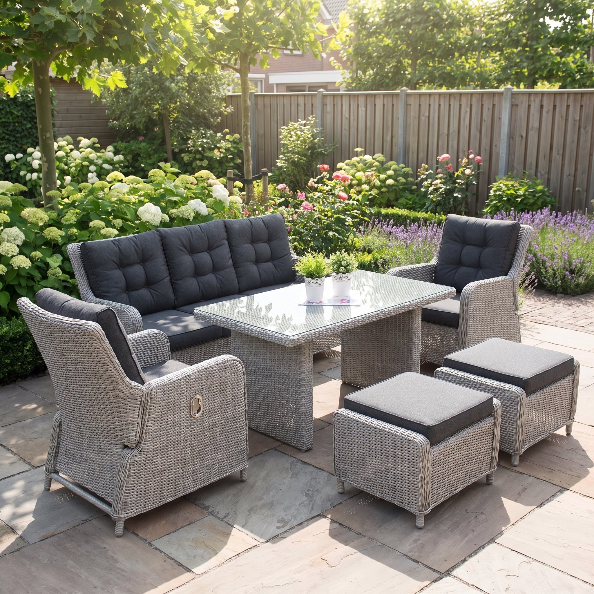 Madrid Verstellbares Dining Loungeset 3-Sitzer Light Kobo Grey mit Hockern - Lifestyle-Aufnahme - Outnest