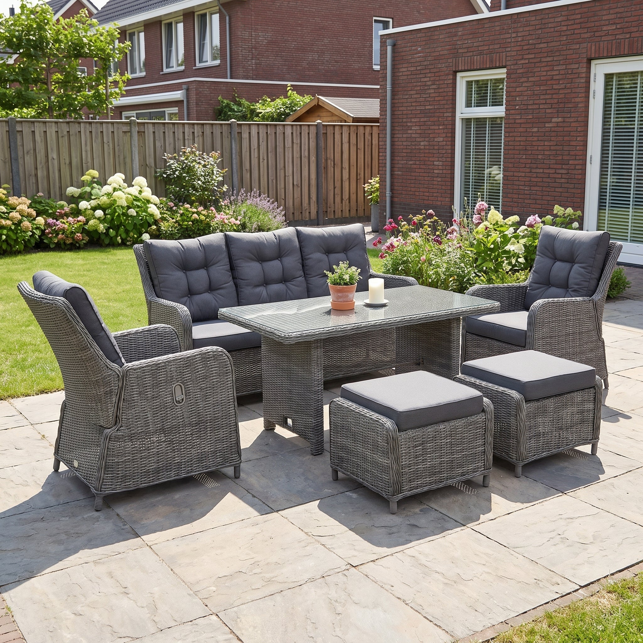 Madrid Verstelbare Dining Loungeset 4 Personen - Glas / Kobo Grey / Hoog in einem stimmungsvollen Garten - Outnest