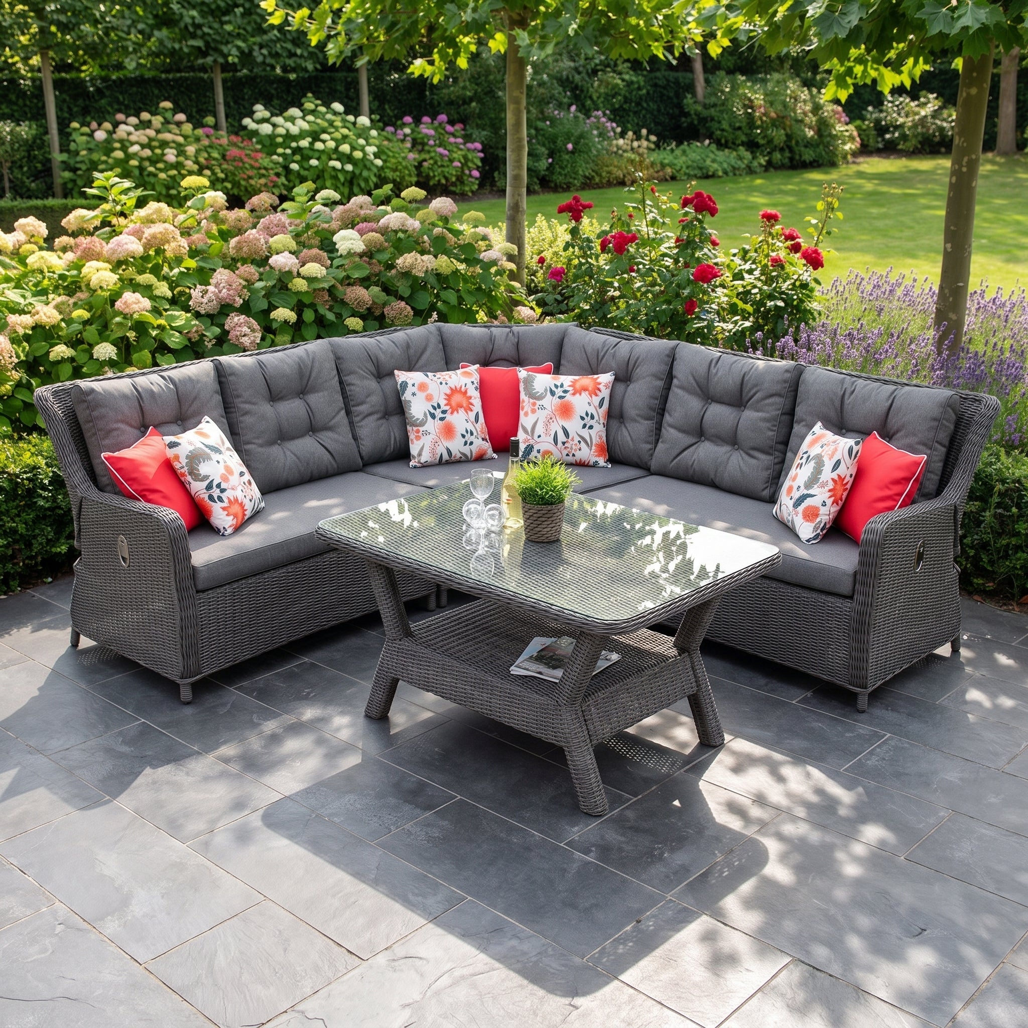 Madrid Verstellbare Eckbank mit Ablagetisch Rock Grey - Lifestyle-Aufnahme auf der Terrasse - Outnest