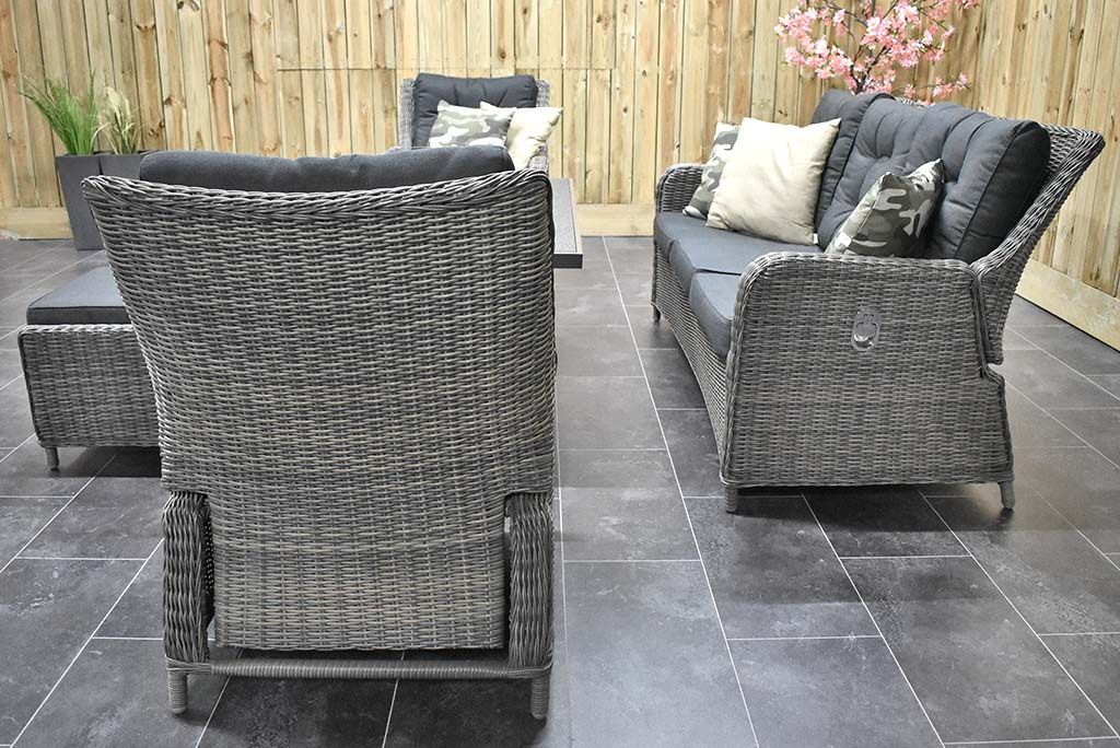 Madrid Verstellbares Loungemöbel für den Essbereich 3-Sitzer + 2 Stühle – Spraystone / Kobo Grey / Feuertisch 150 cm