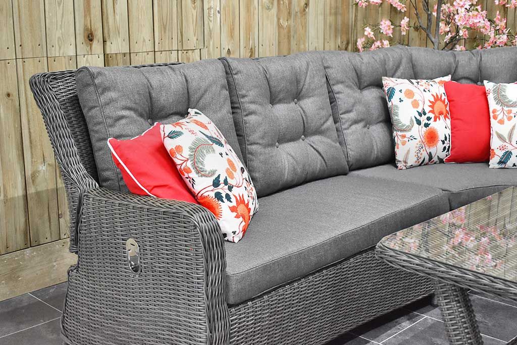 Madrid verstelbare hoekbank Rock Grey met schap-tafel - tafeldetail - Outnest Prestige