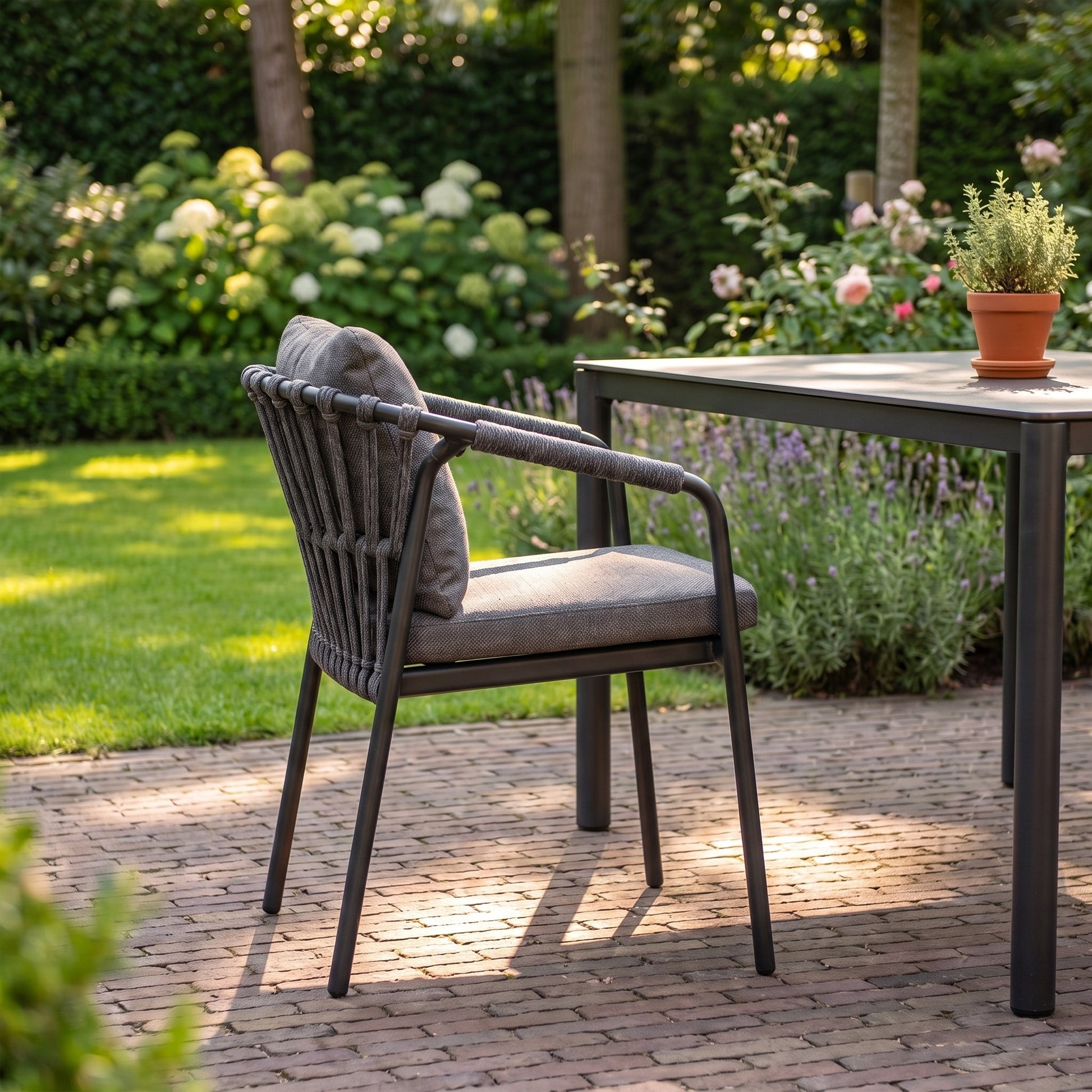 Marc Esszimmerstuhl Dining Dark Grey im Garten - Outnest Gartenmöbel
