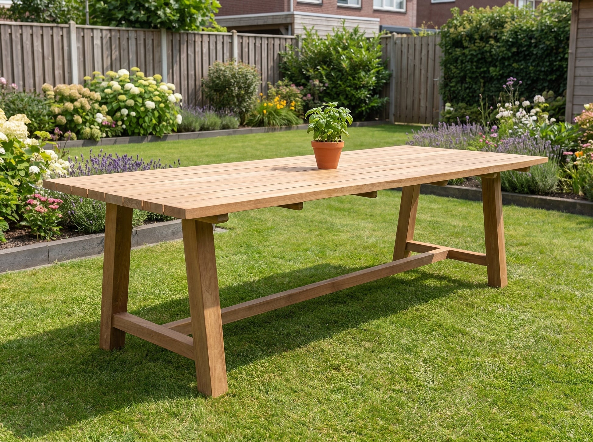 Malta Rechthoekige Tuintafel in einem stimmungsvollen Garten - Outnest Gartenmöbel