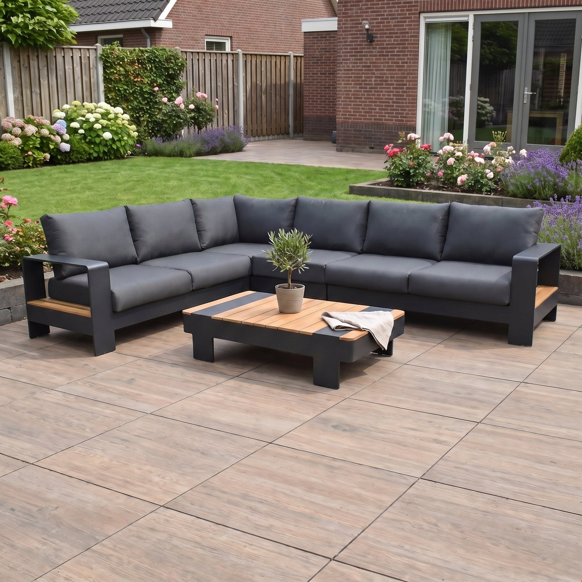 Megara Hoek Loungeset in einem stimmungsvollen Garten - Outnest Gartenmöbel